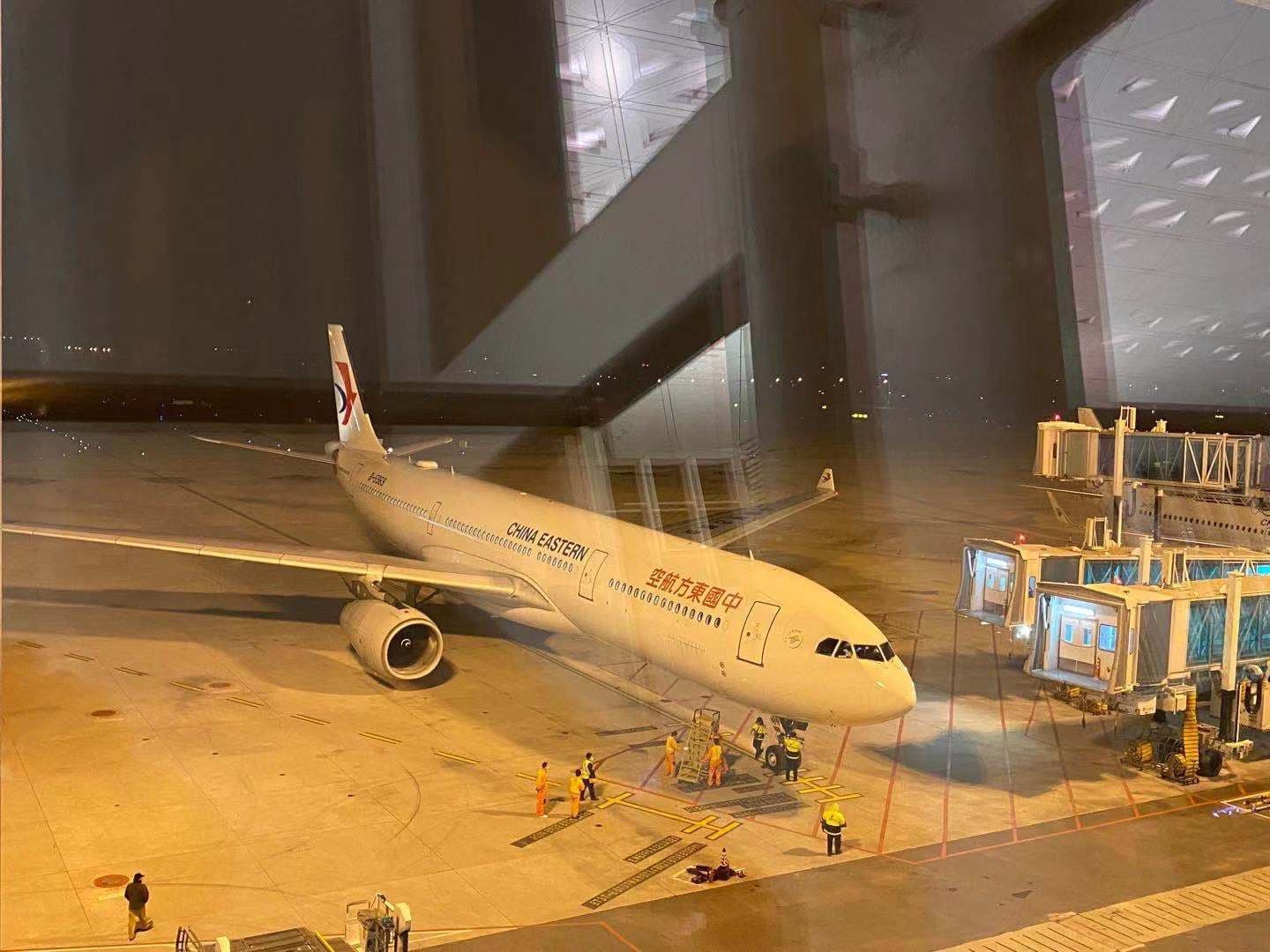 首批武漢台商今晚搭乘東方航空返台。（台北家長會長協會提供）