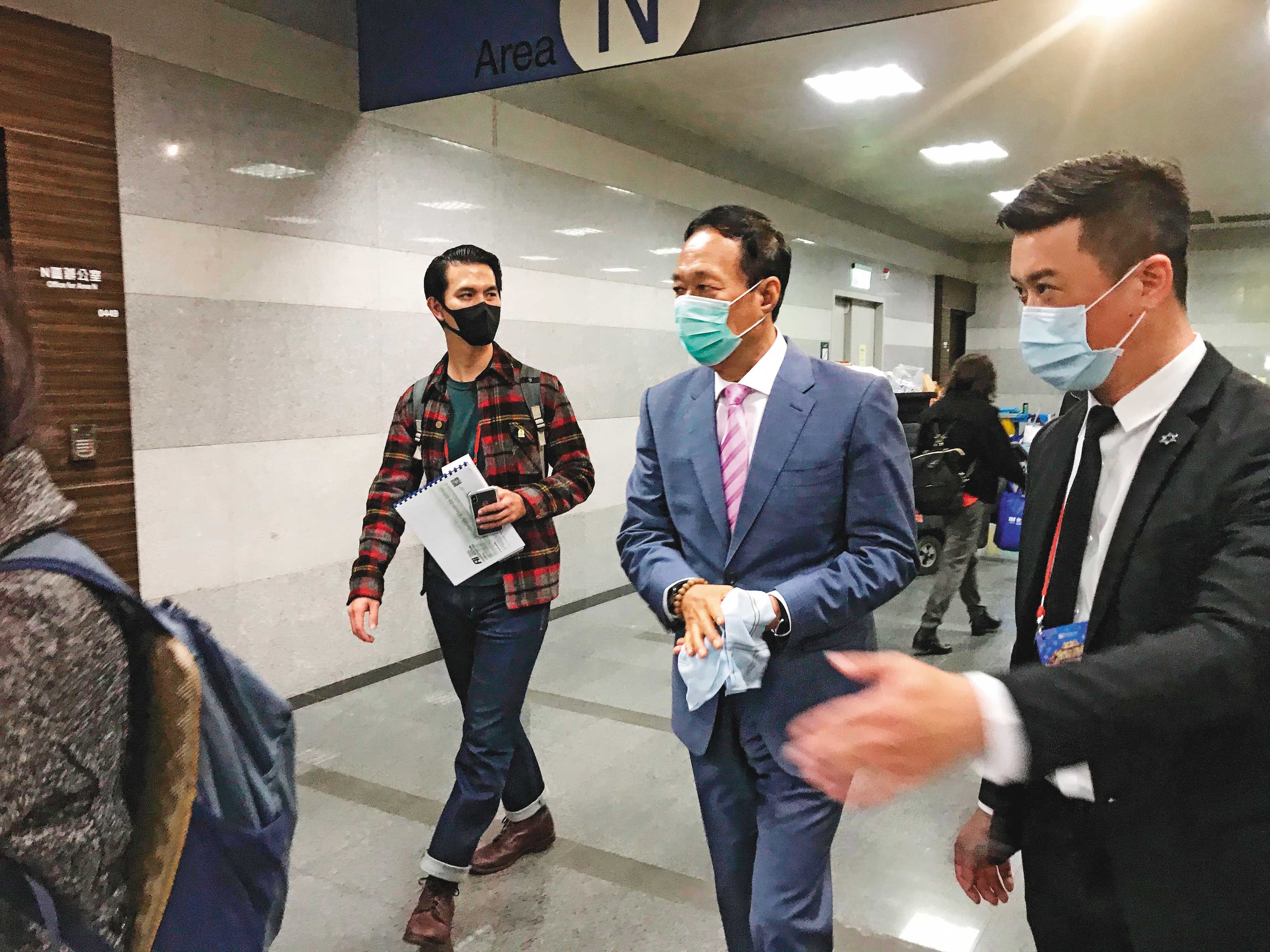 農曆年前鴻海尾牙時，創辦人郭台銘（左2）就警告武漢肺炎的嚴重性，本人也戴著口罩防疫。