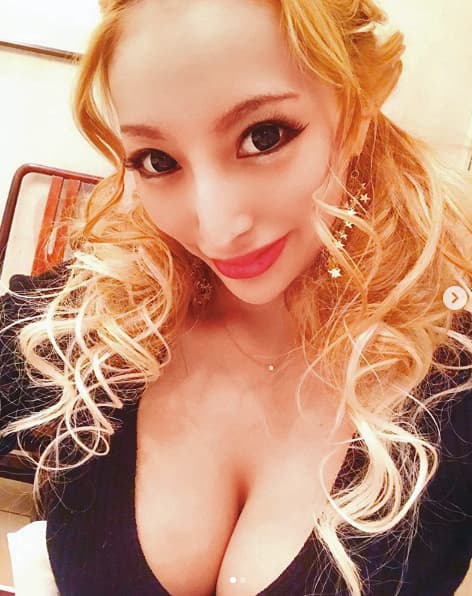 加藤紗里去年九月和地產大亨結婚，沒想到近日就透過YouTube頻道宣布離婚。（翻攝自加藤紗里IG）