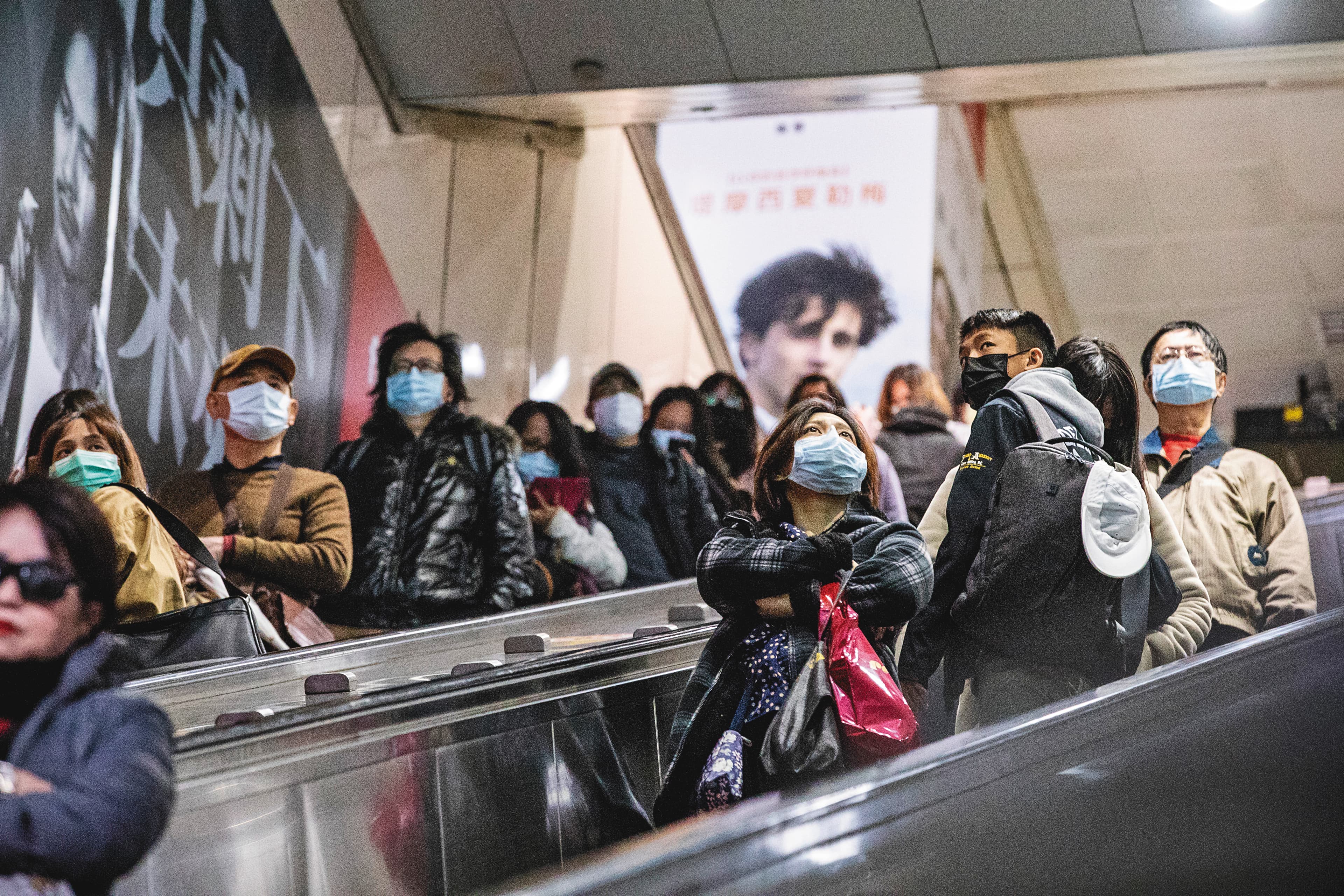 武漢肺炎全球肆虐，出入頻繁的台北捷運，乘客均戴起口罩防疫。