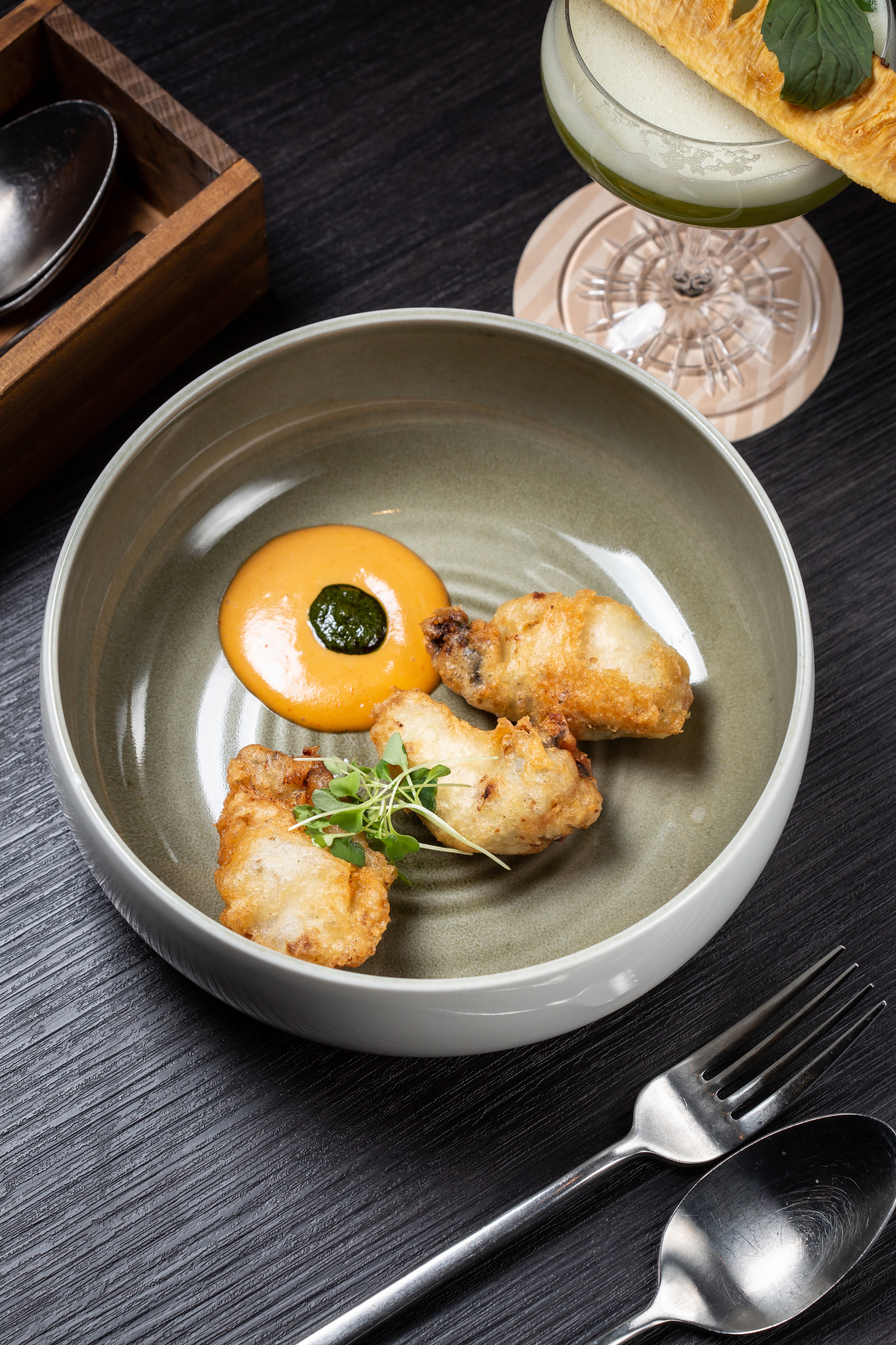 「酥炸牡蠣、三杯醬」佐上酸甜的「Pineapple verde」，很開胃。（480元／份）