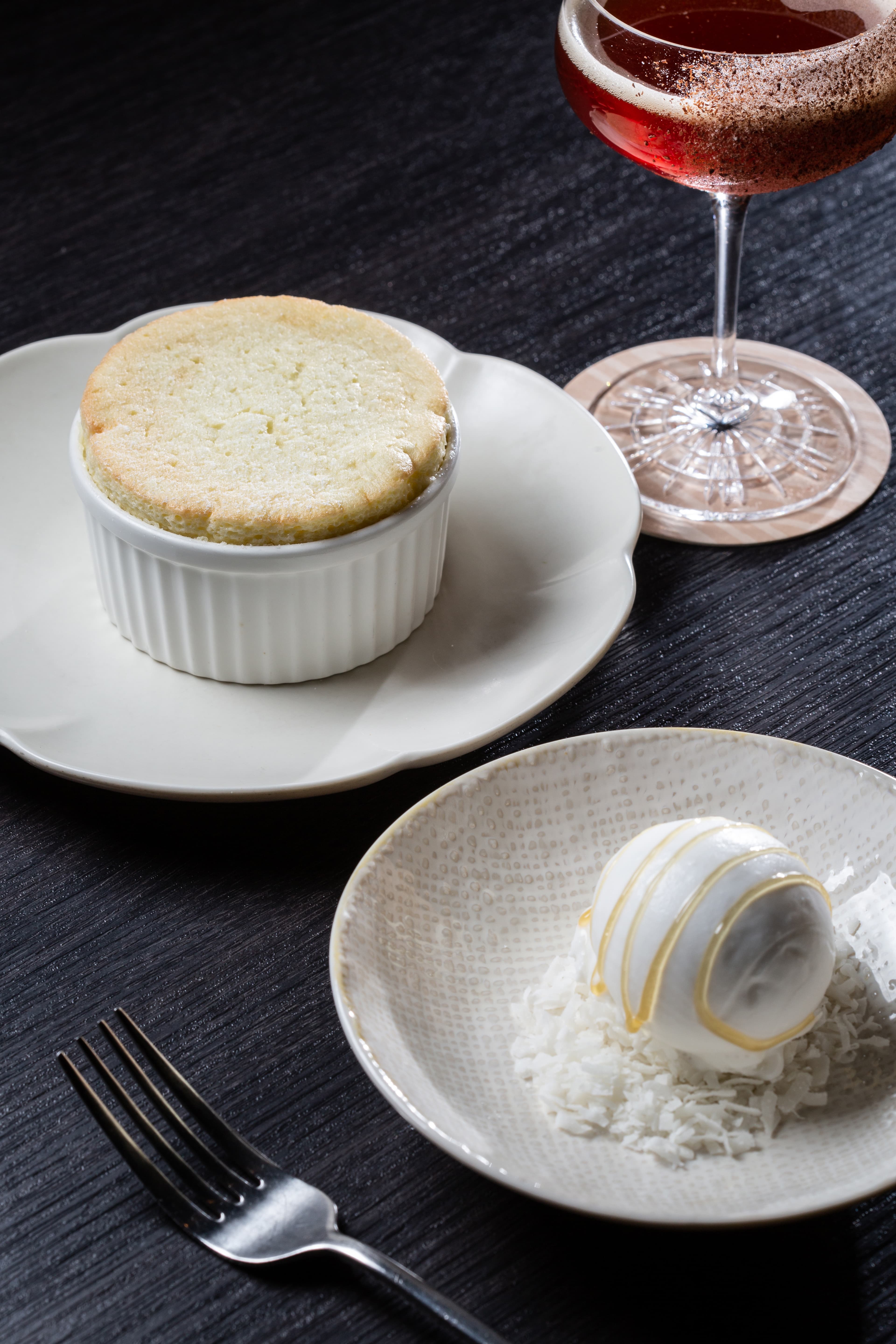 甜點「椰子舒芙蕾、椰子香醋冰淇淋」與「Mulata Daiquiri」是巧妙搭配。（280元／份）