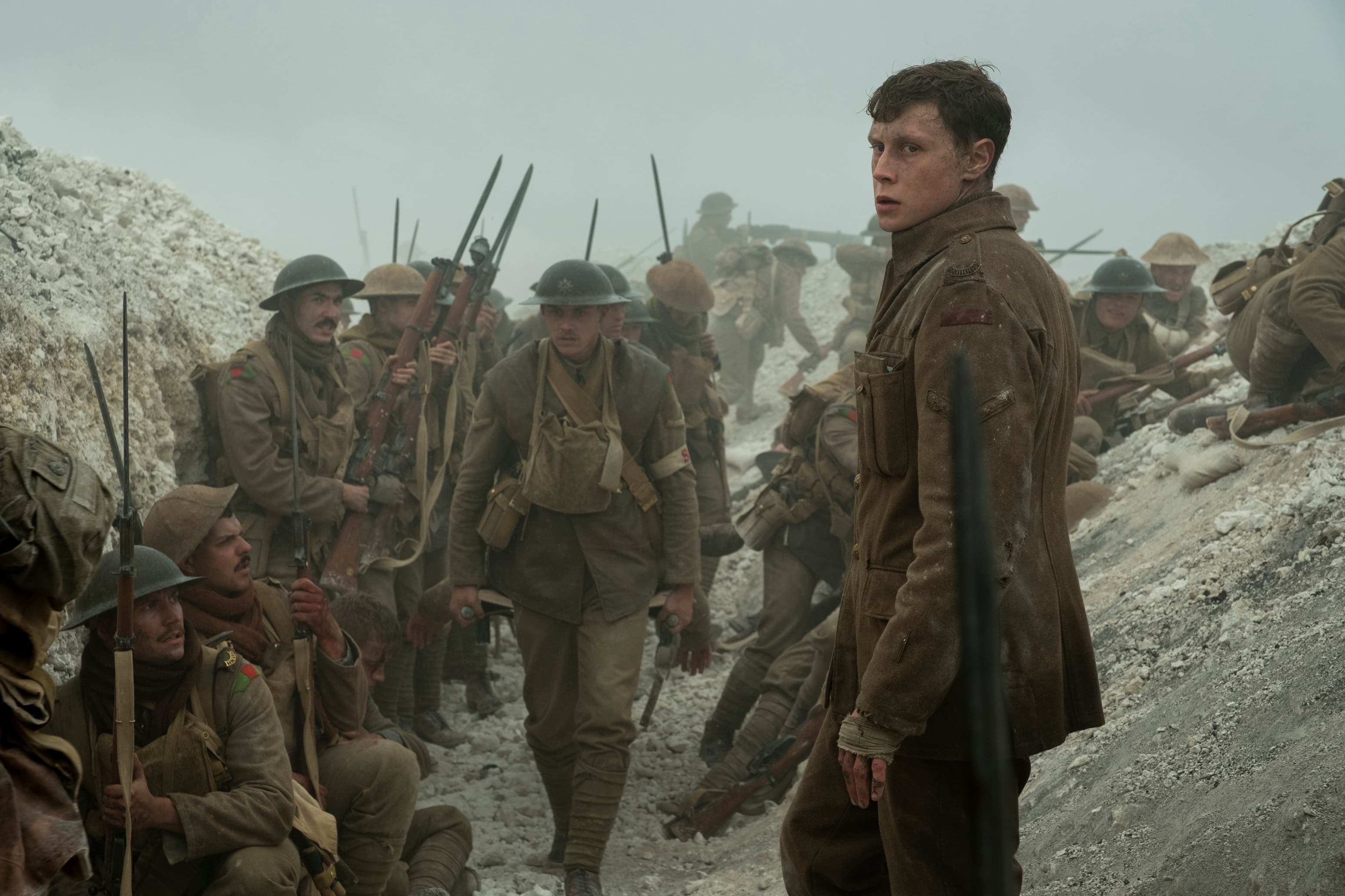 《1917》的鏡頭帶領觀眾，跟著主角跑過整片戰場，把原本可能流於俗套的戰爭題材，達到身歷其境的效果。（UIP提供）
