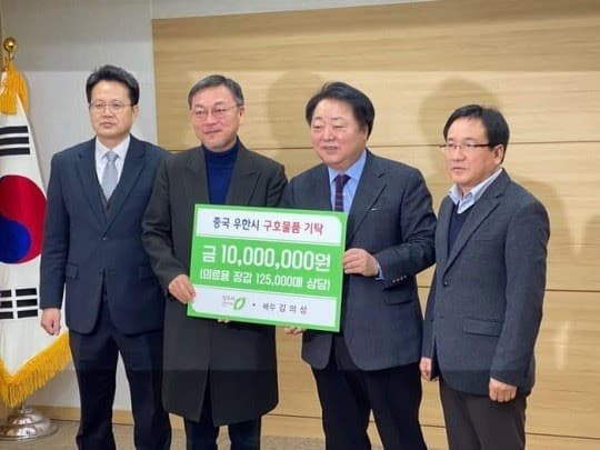 金義聖透過清州市捐贈價值1千萬韓幣的12.5萬個醫療手套，協助武漢抗疫。（翻攝自金義聖臉書）