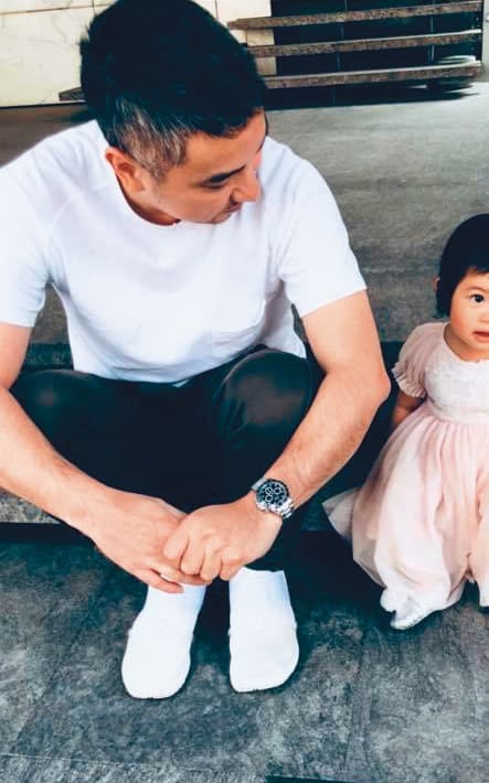 詹仁雄的女兒滿3歲，這個當爹的他，很明顯父愛滿溢。（翻攝自詹仁雄臉書粉絲專頁）