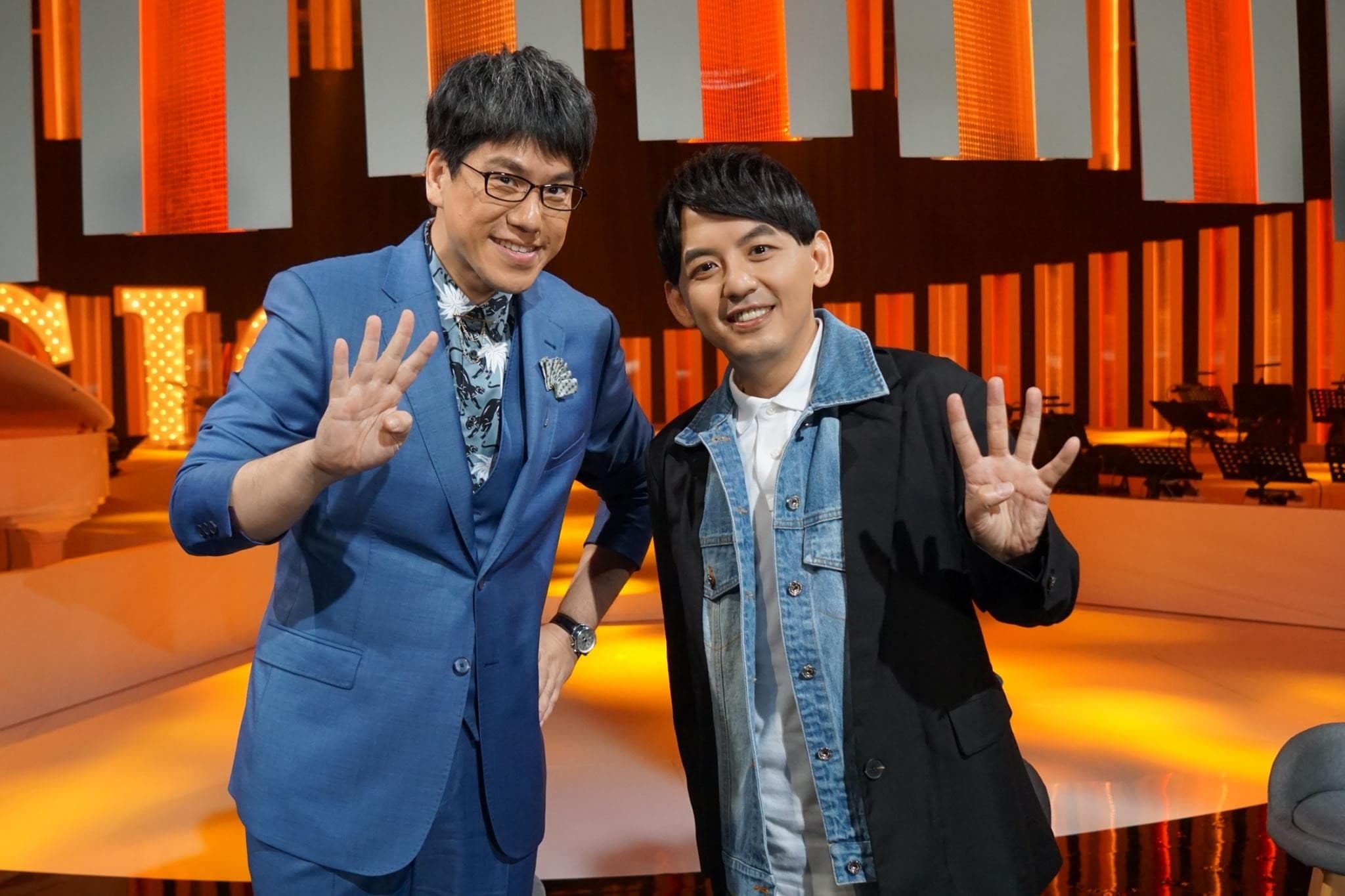 黃子佼（右）與馬世芳（左）年前在音樂節目《音樂萬萬歲 第4號作品》相見歡。（公視提供）