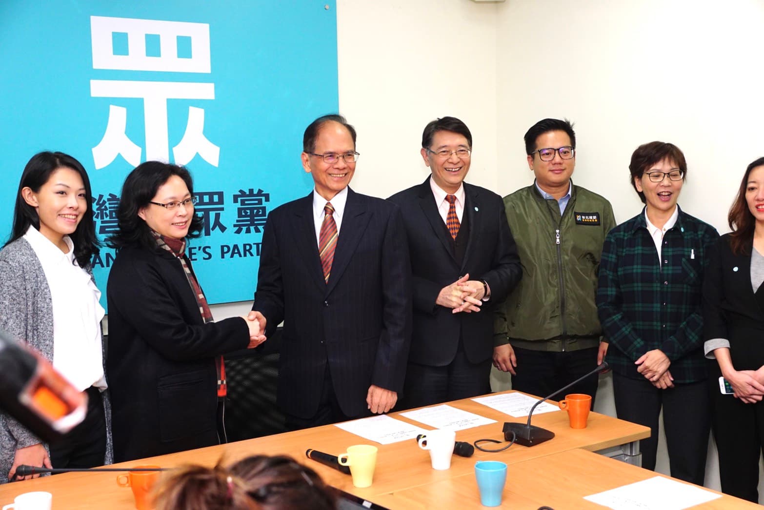 立法院長游錫堃（左3）拜會台灣民眾黨黨團。（台灣民眾黨黨團提供）