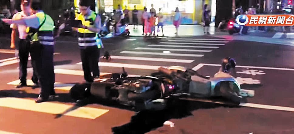 張博鈞酒駕追撞5輛機車、1輛腳踏車、1輛汽車，共造成6人受傷。（翻攝民視新聞） 