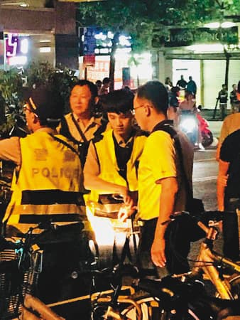 張博鈞酒駕除了壓壞機車，也衝撞到另一輛汽車，被警方依公共危險罪嫌移送法辦。（翻攝畫面）