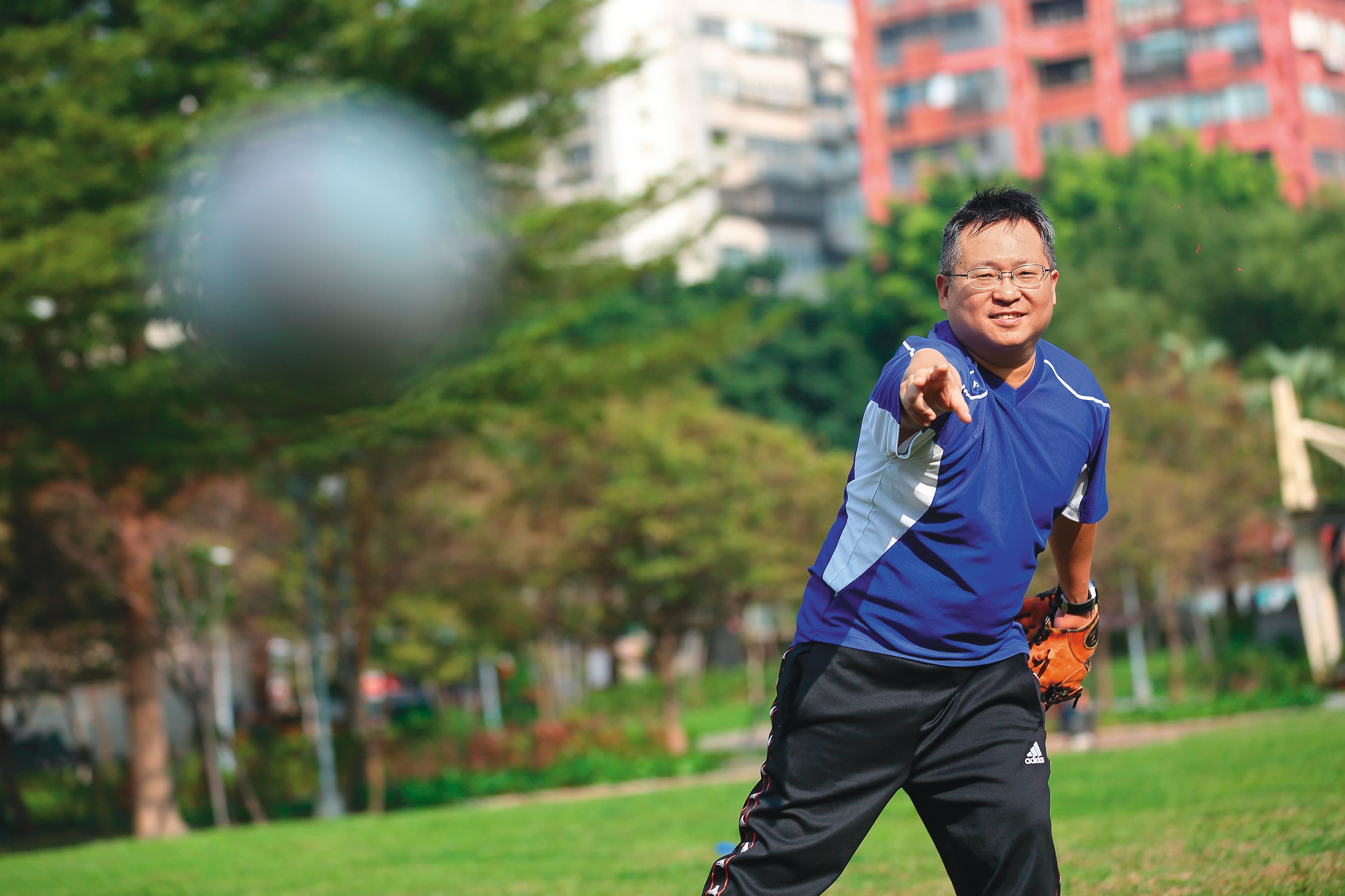 楊啟宏熱愛棒球運動，自創的牛棚選股法，靈感來自王牌投手王建民。