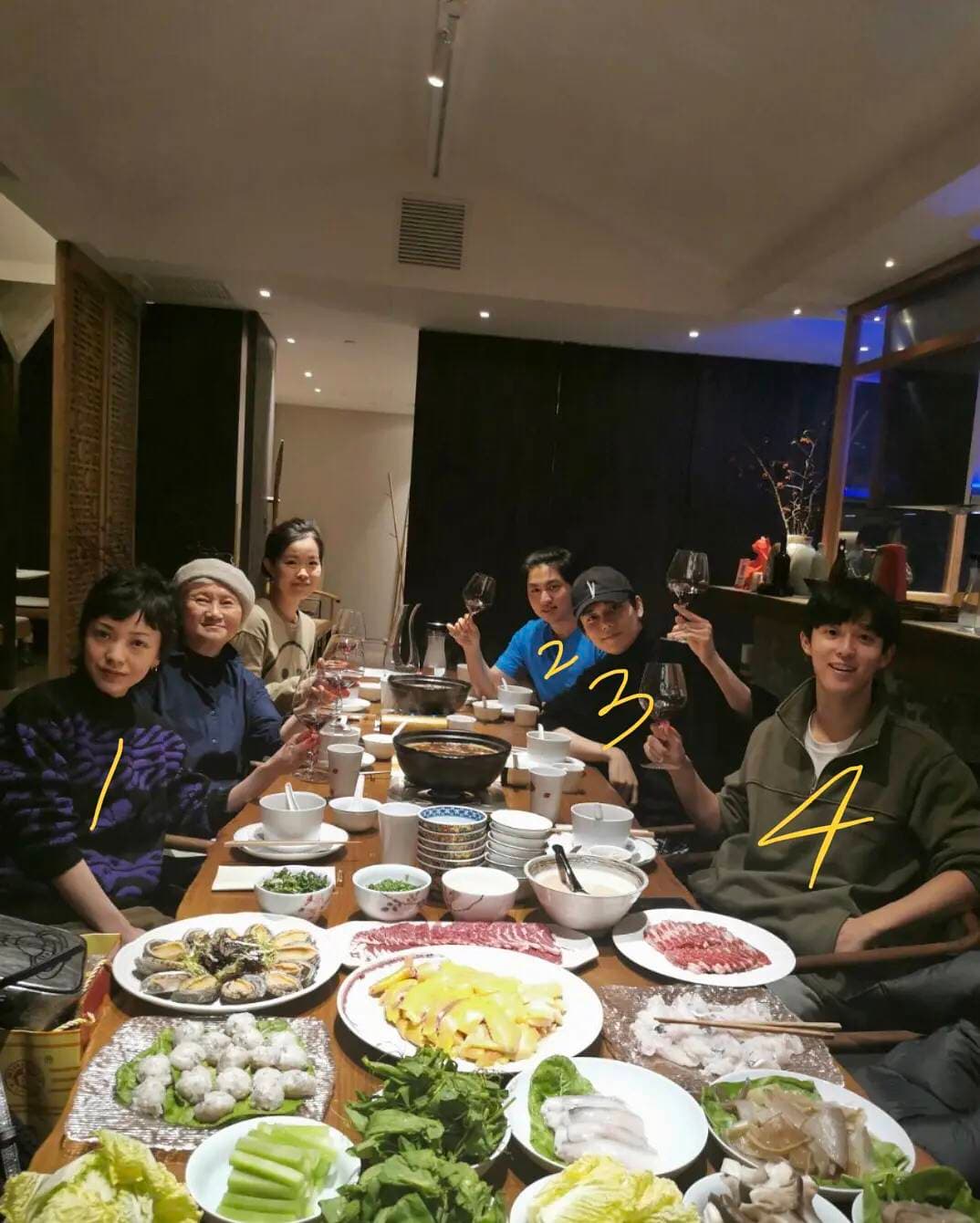 郭采潔近日與林彥俊及友人聚餐，疑似已開始為新劇提前做準備。（翻攝自豆瓣）