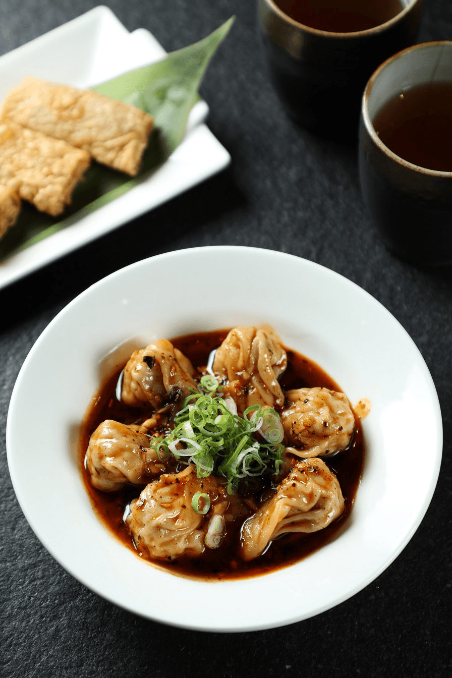 鮮蝦紅油炒手，內裡餡料扎實，醬滋味豐富。（120元／份）
