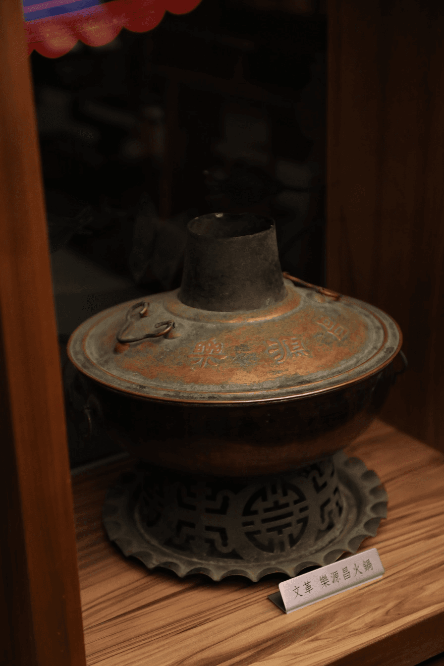 ... 文革時期的老火鍋，一體成型，看起來極簡單，如今買一口老鍋都要破萬元。