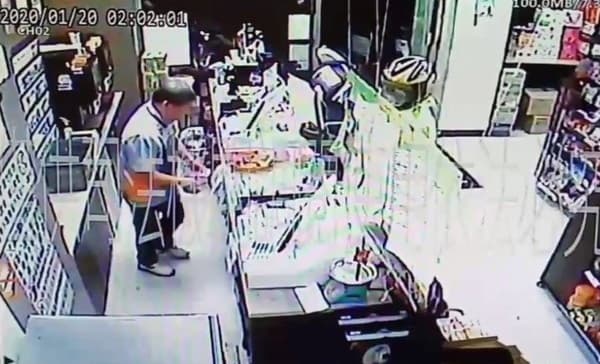 劉姓男子拿紙條提著汽油到超商企圖放火引爆打劫。（翻攝畫面）