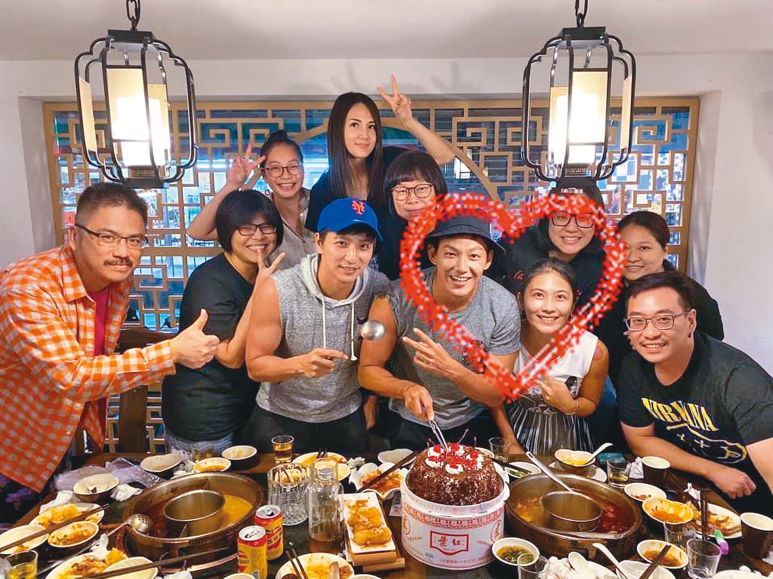 去年威廉（前排右3）生日，卓君澤（前排右2）陪伴在旁，女主人身分已被親友認證。（翻攝自威廉臉書）
