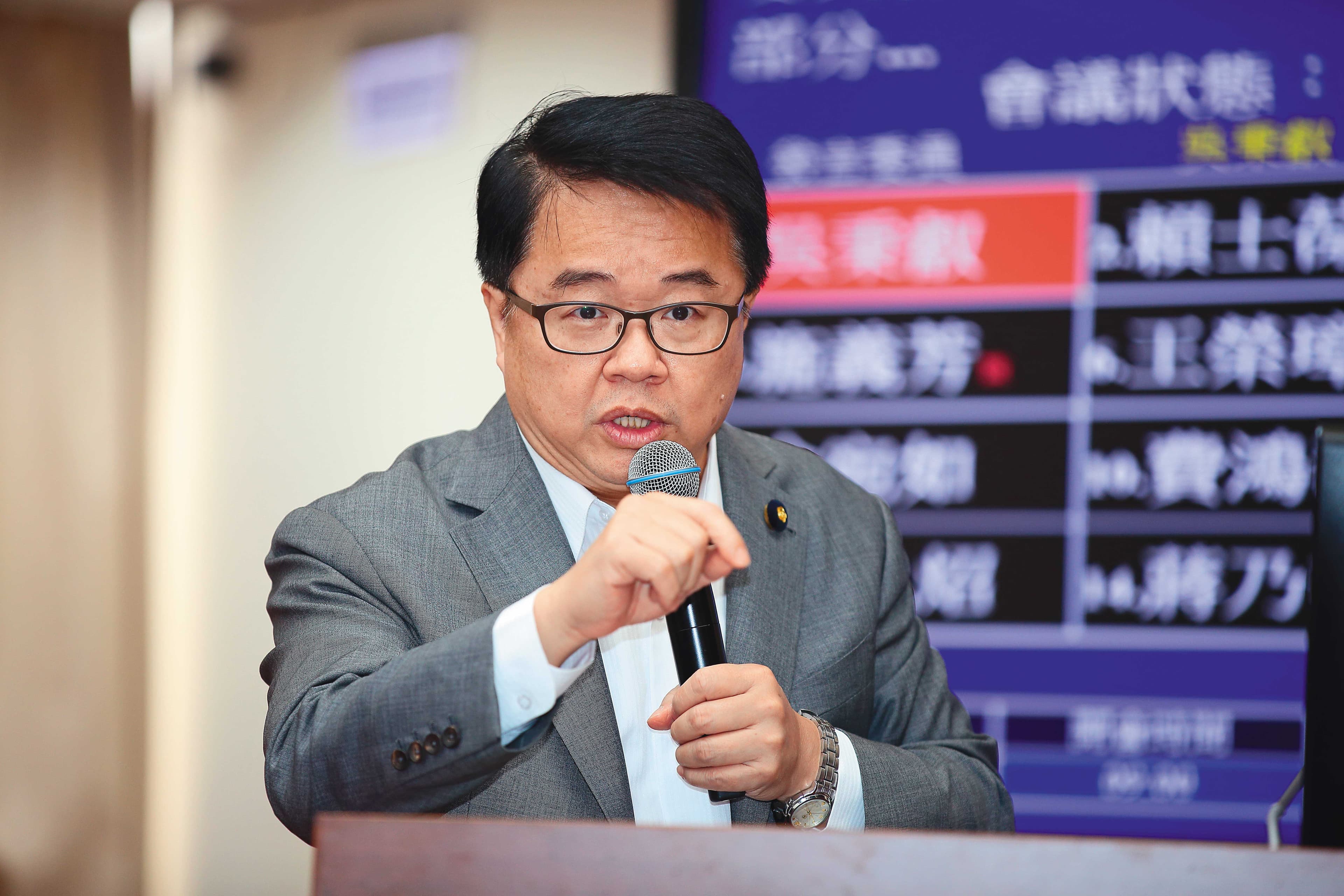 立委吳秉叡認為，如果單方面禁止加熱菸，恐出現與傳統紙菸2套標準的矛盾情形。
