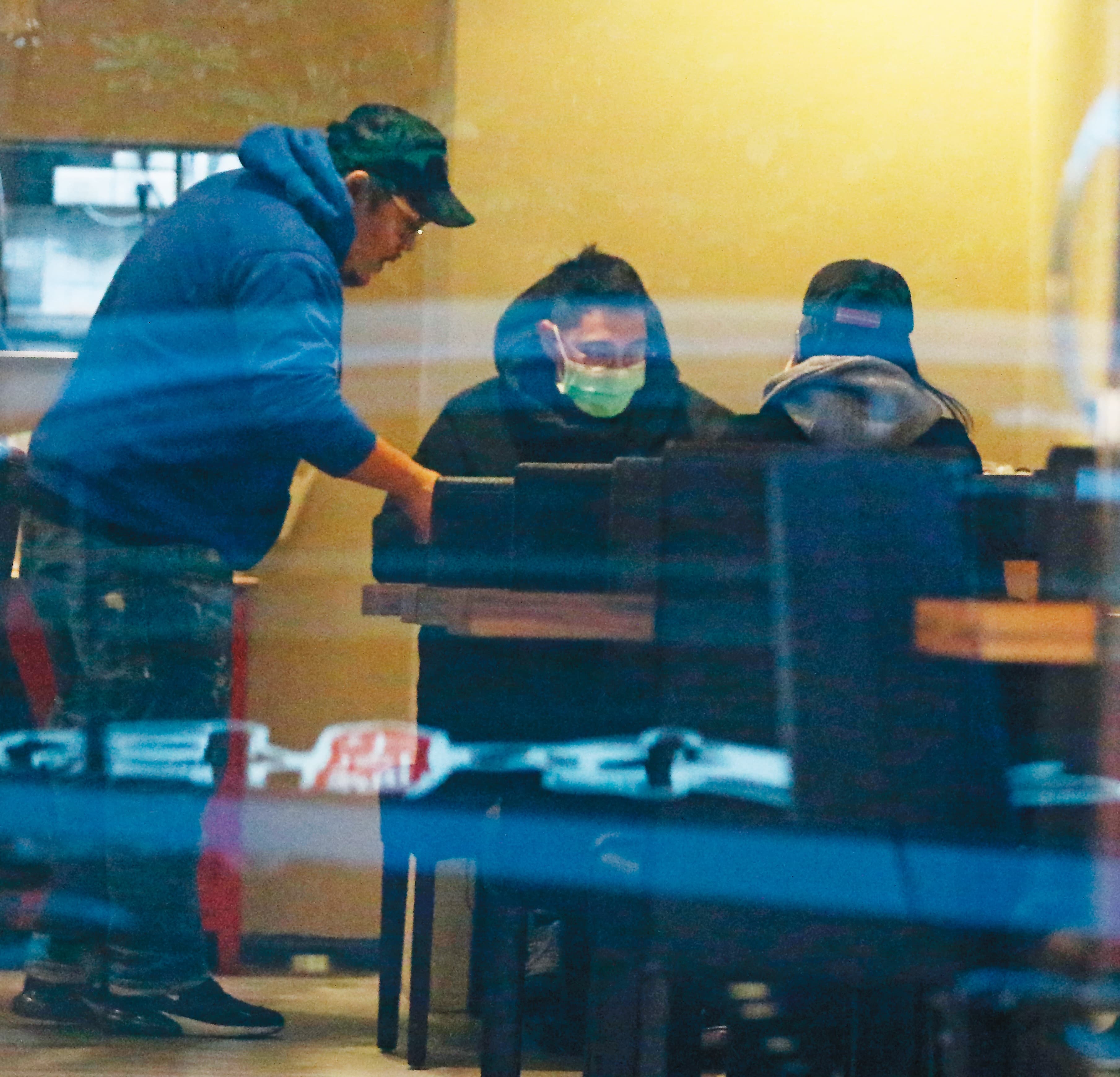 1/30 17:12，一向作風低調的兩人進入餐廳後，便選角落座位用餐。