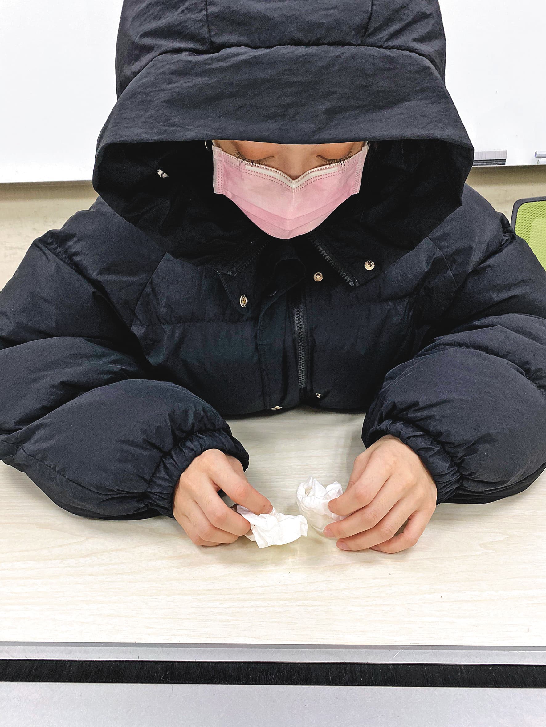 事情已1年多，受害女子右右（化名）至今仍深陷恐懼，談及全案審理期間的心情，她情緒激動，崩潰痛哭，幾度無法言語。