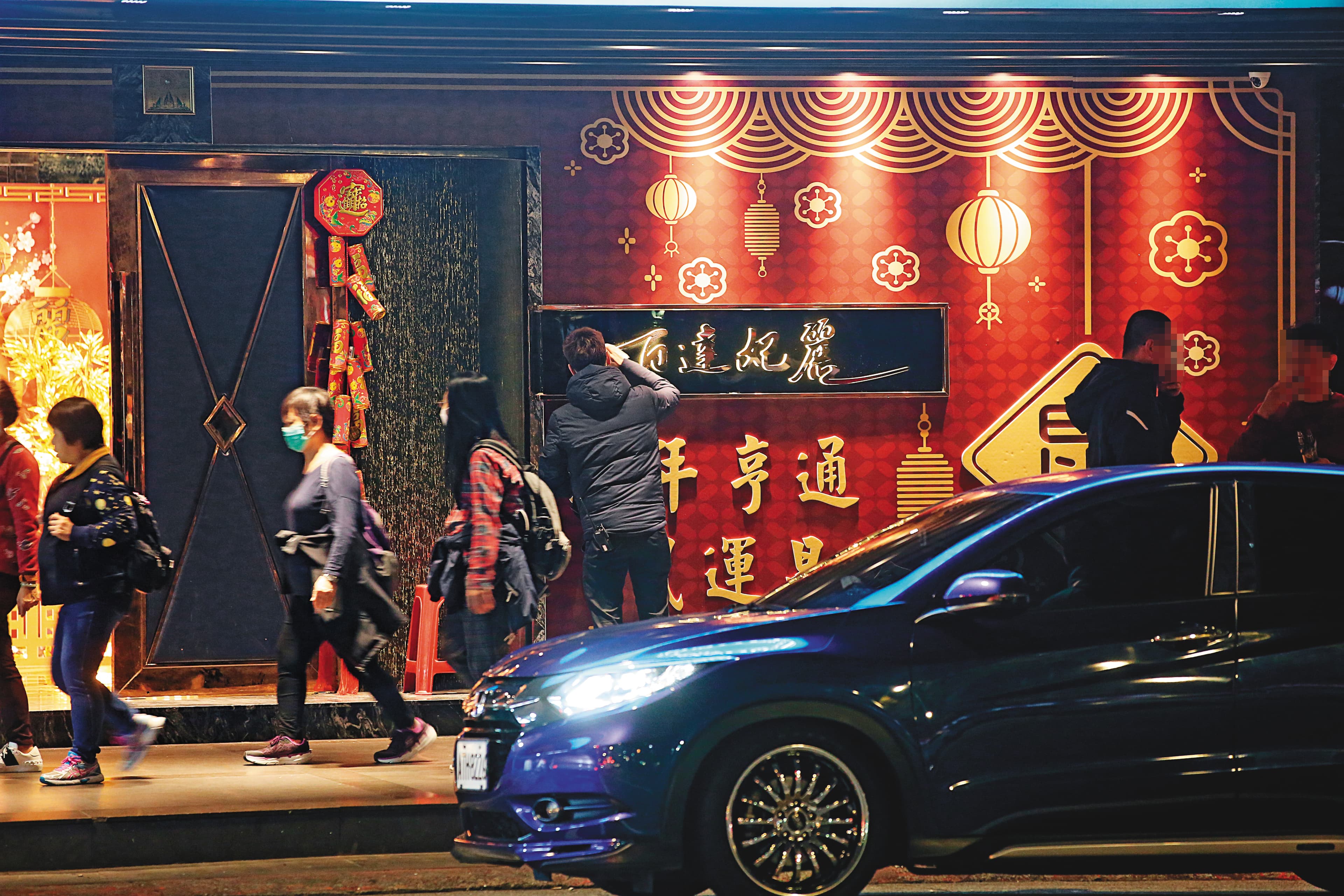 酒店生意門可羅雀，接待人員無聊到拿起衛生紙擦拭招牌。