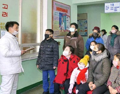 北韓衛生官員鄉民眾宣傳防疫工作。 （網路截圖：Rodong Sinmun）