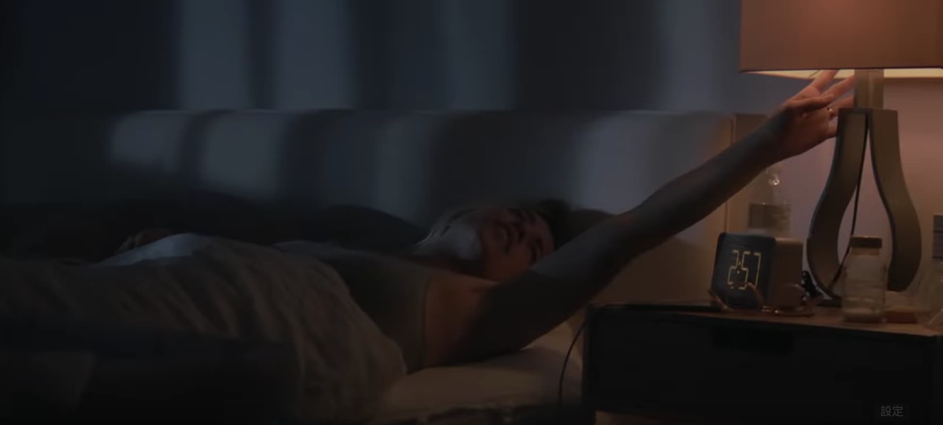 廣告中，新手媽媽在凌晨2:57分被新生兒哭聲吵醒。（截圖自影片）