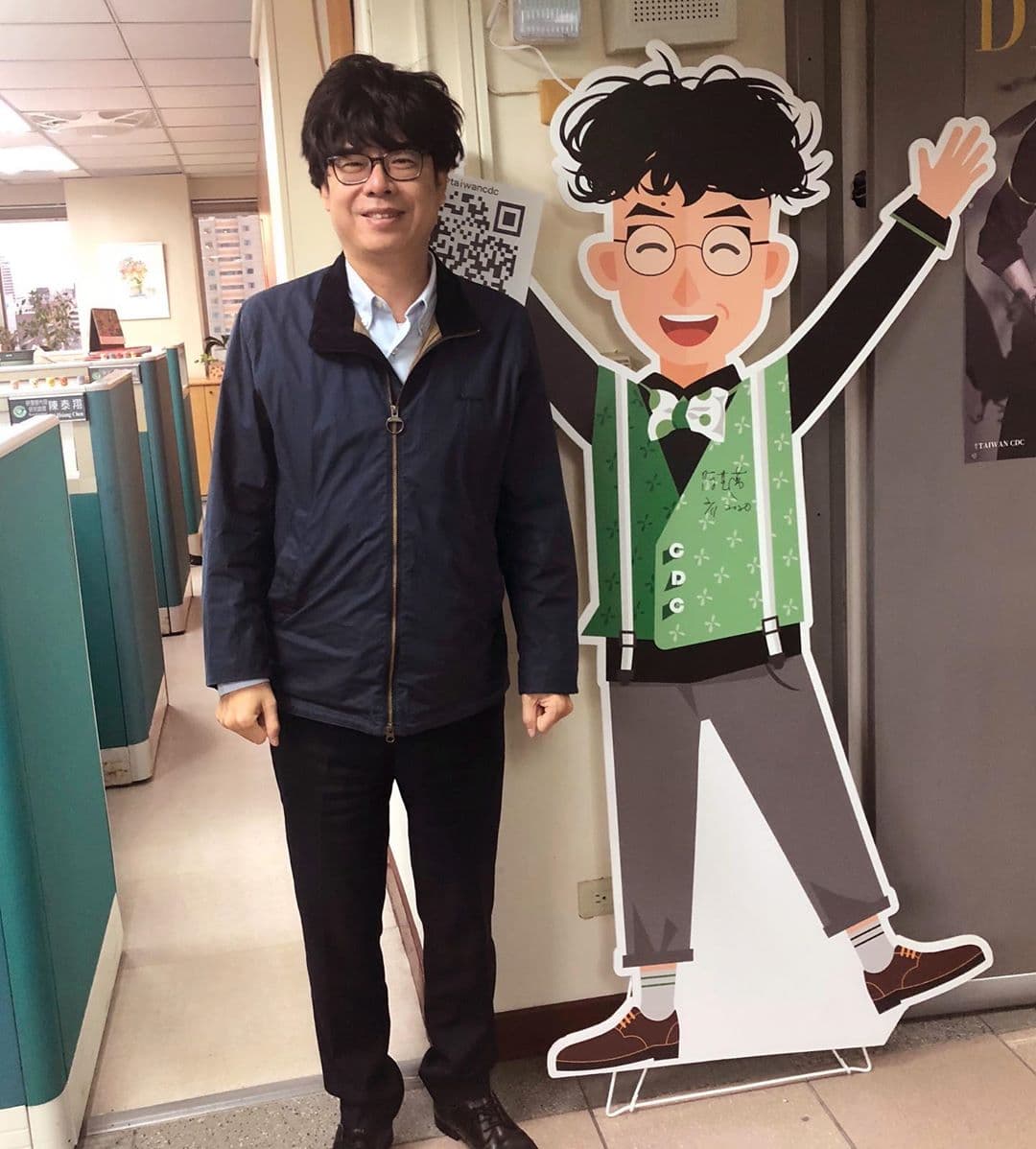 陳其邁戴起「疾管家」的假髮拍照。（翻攝自陳其邁IG）