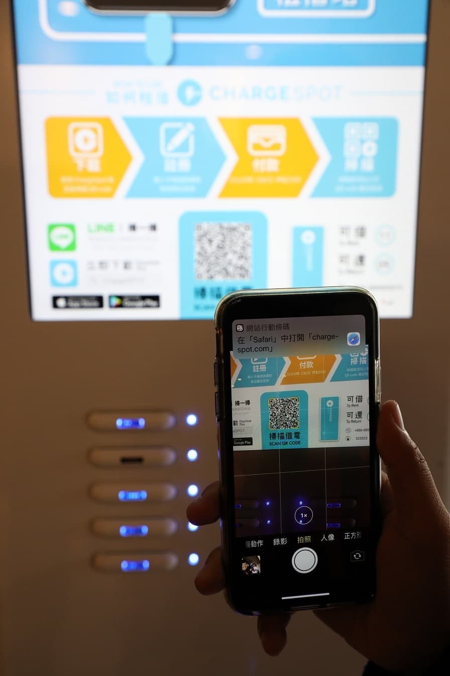 旅店內也能自助借手機充電設備。