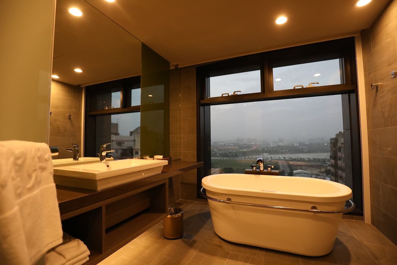 部份房型有浴缸也有窗景。