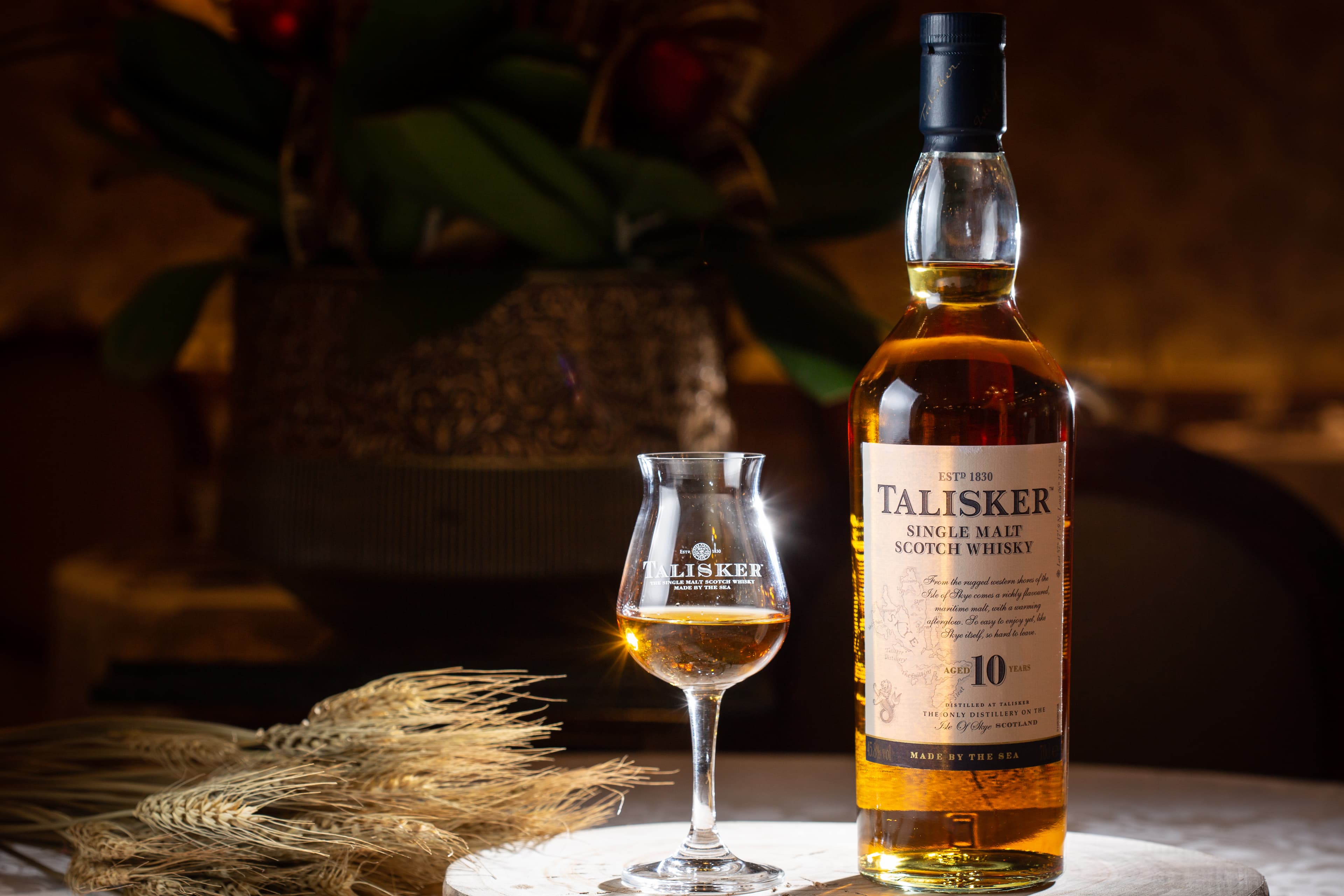 「Talisker泰斯卡10年單一麥芽威士忌」有海島威士忌特有的鹹鹹海潮味。（1,190元／瓶）