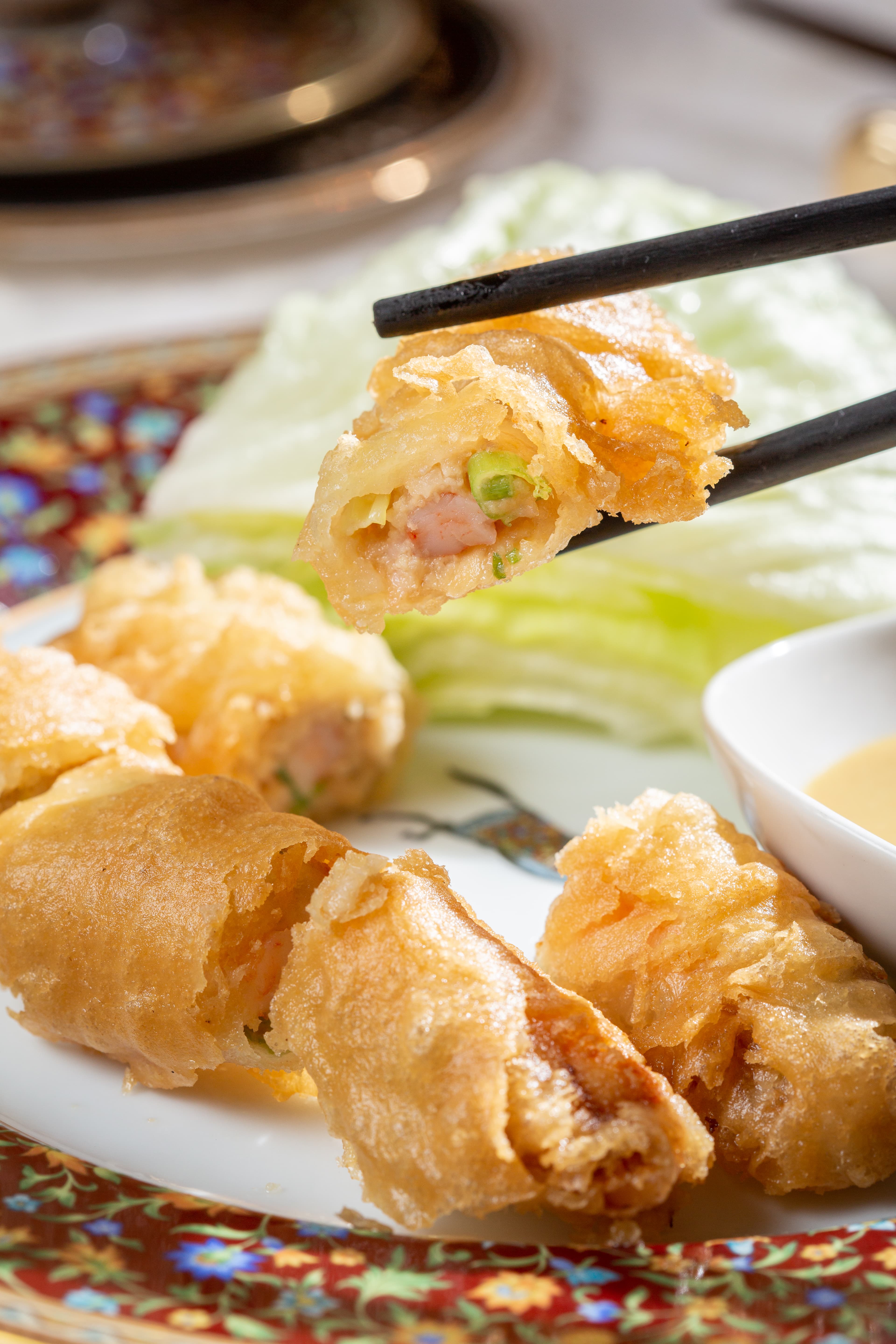 熱賣半世紀的「香酥鮮蝦卷」以豬網油包裹每日現剝的蝦仁，酥脆鮮甜。（180元／條）