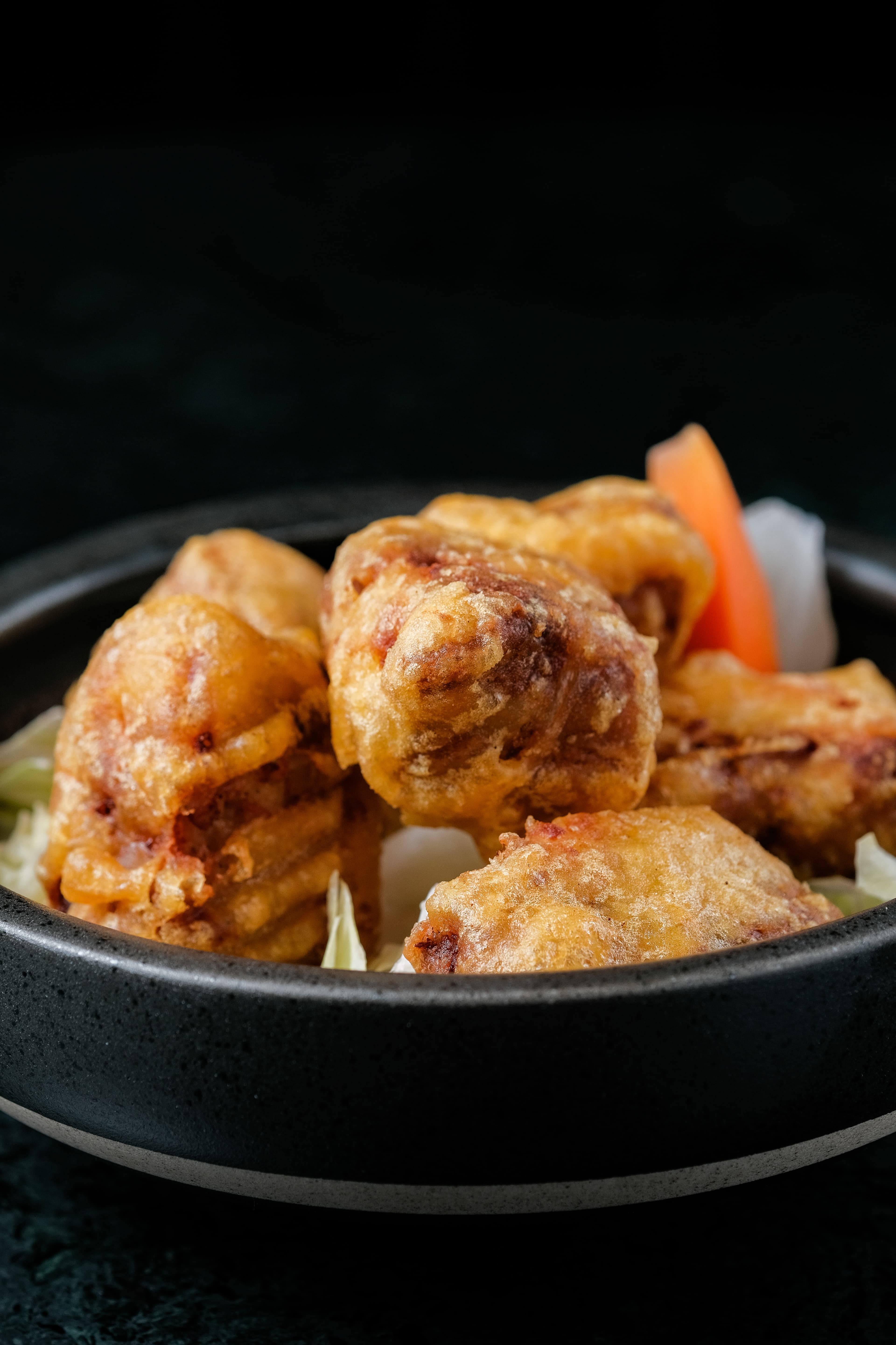阿霞飯店人氣小點「手工炸蝦棗」，配上氣泡型調酒，相當涮嘴。（220元／份）