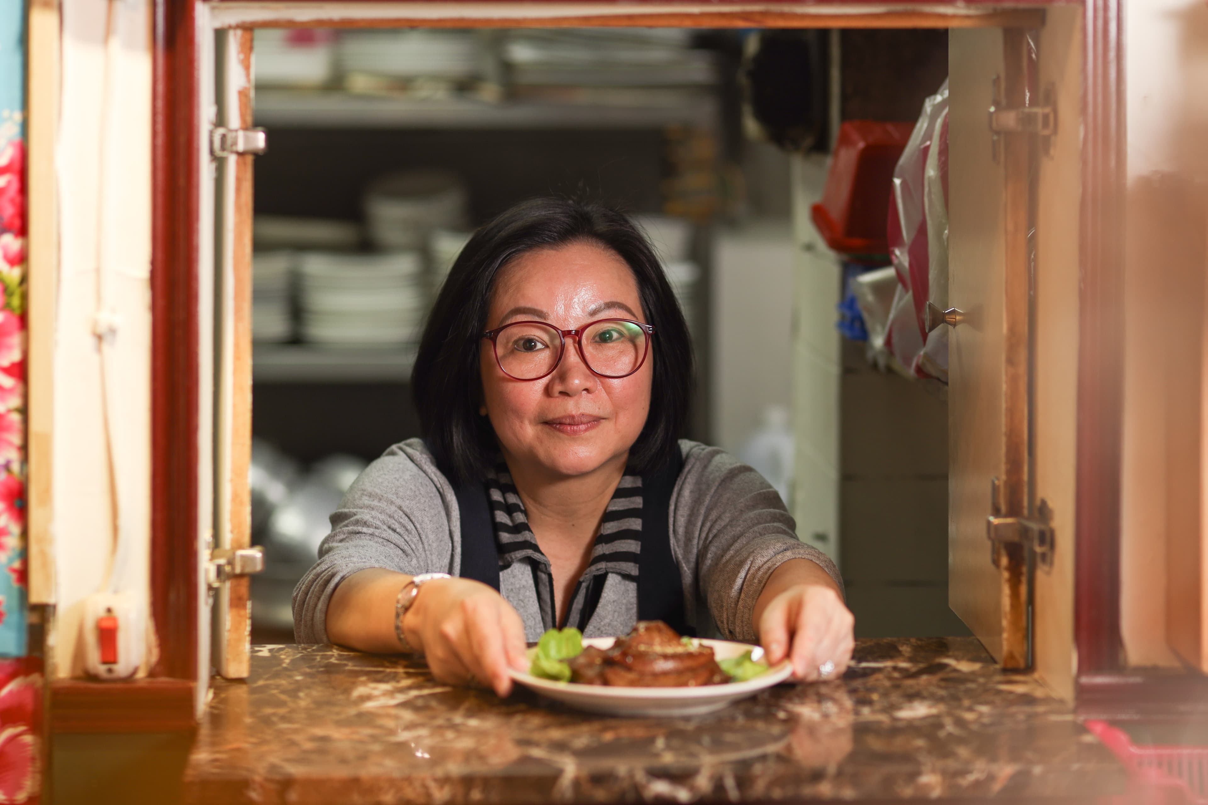 老闆娘林燕鈴會親自到客家庄採購老菜脯或食材。