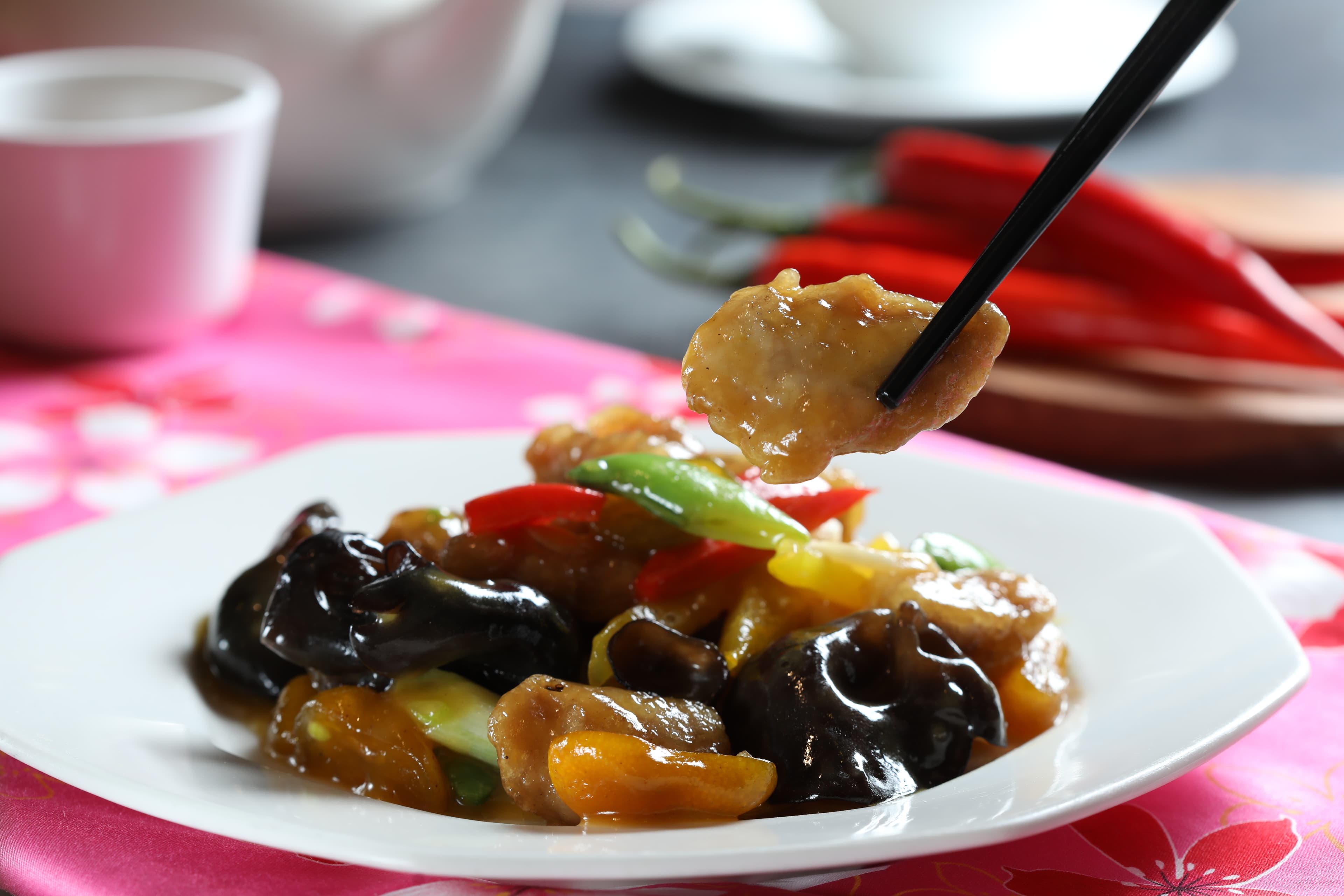 「桔醬蜜里肌」嘗起來的風味類似糖醋肉，但多了酸桔的果香和蜂蜜的甜味。（320元／小份）