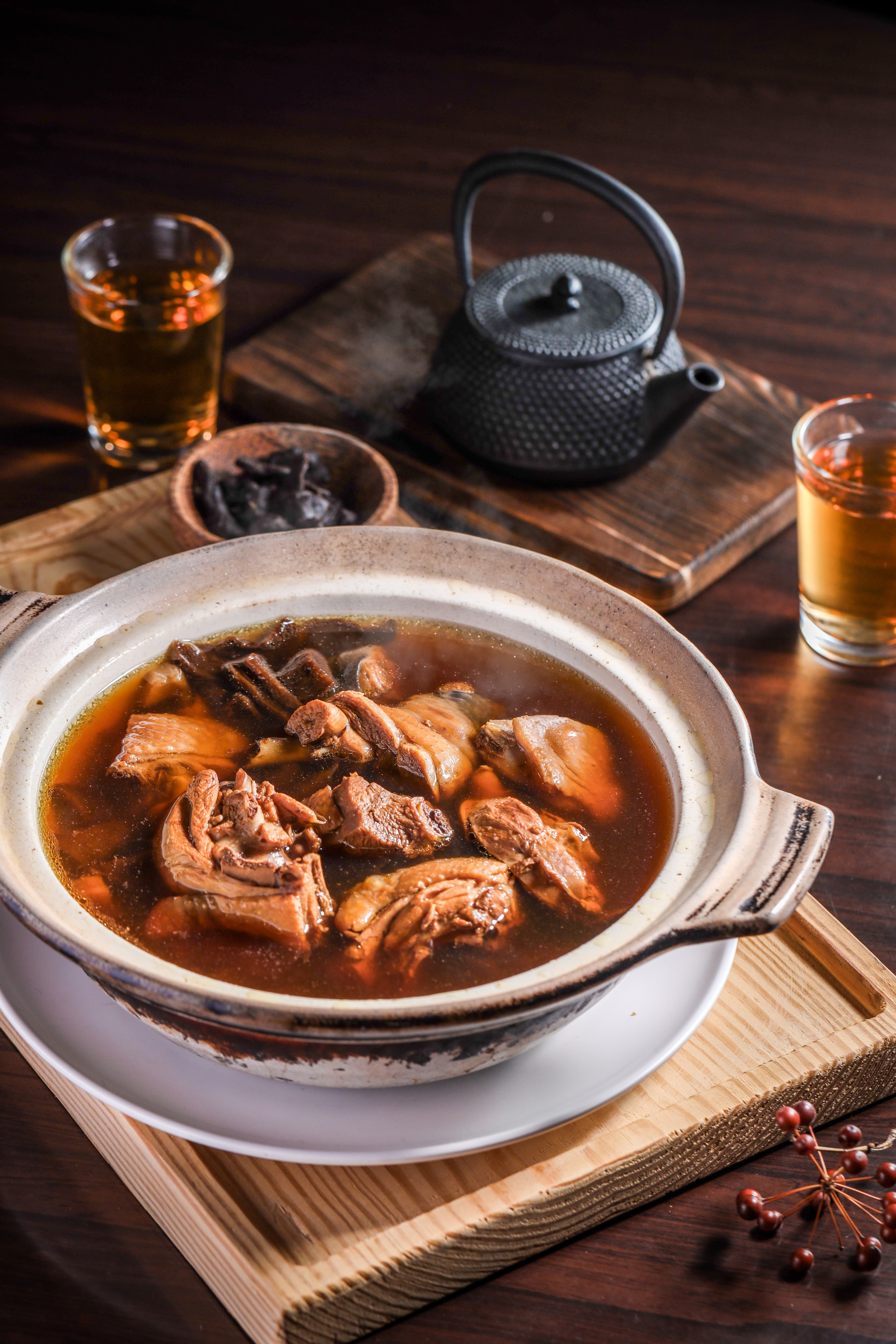 「陳年老菜脯雞湯」湯頭清爽不油，入喉還有甘韻，雞肉塊鮮甜有嚼勁。（650元／小份）