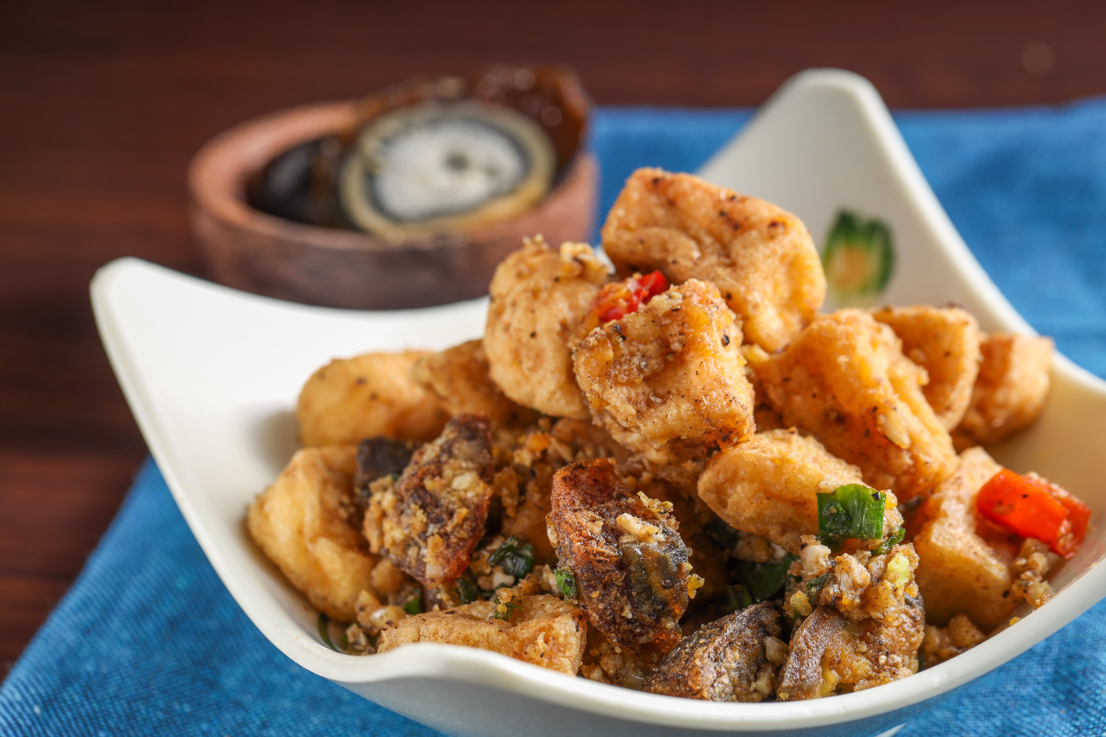 「非吃不可臭豆腐」是把炸過的臭豆腐、皮蛋，與蒜末、辣椒大火爆炒，香鹹下飯。（230元／小份）