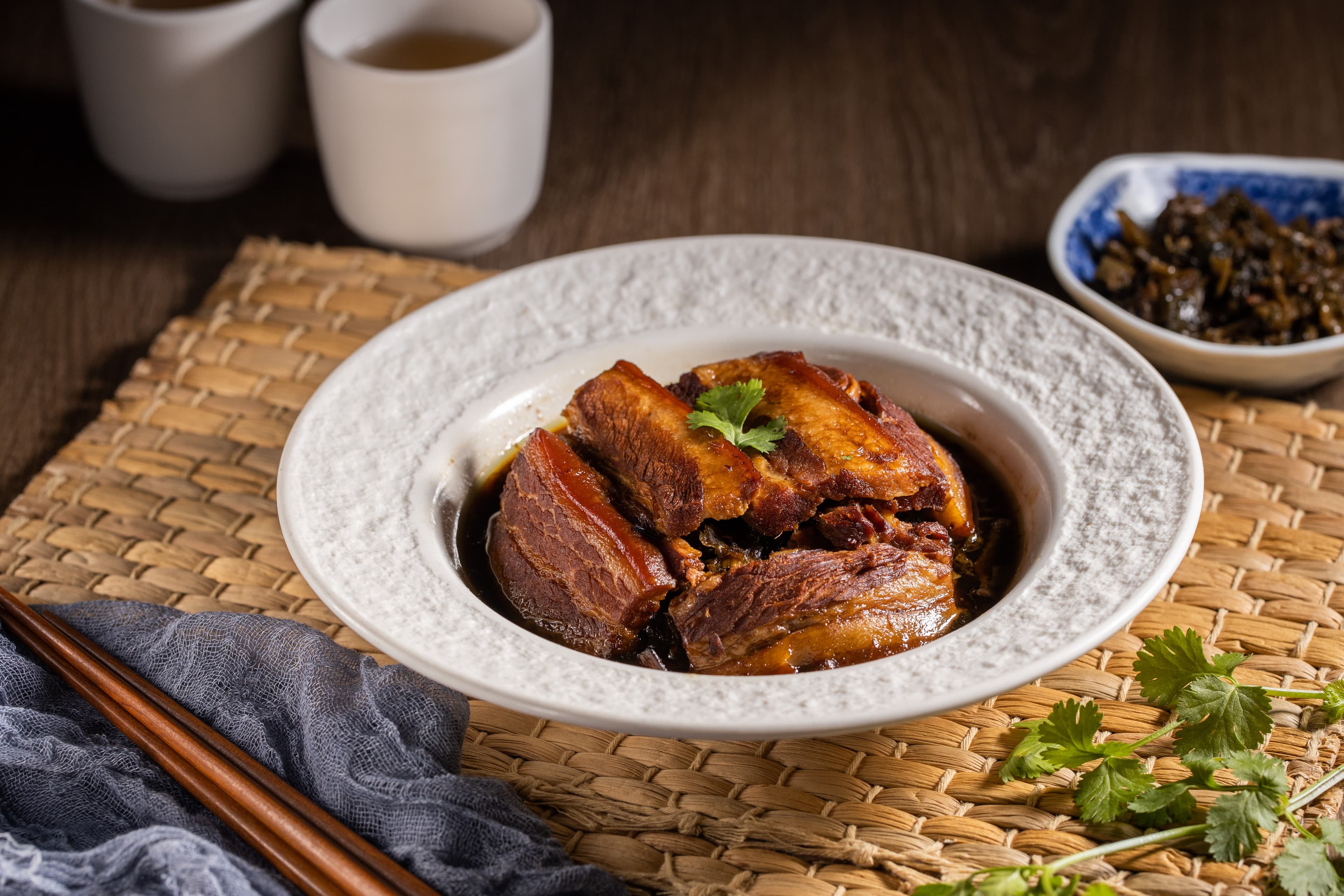 「梅干扣肉」口感腴嫩，配著梅干菜的香氣很下飯。（260元／小份）