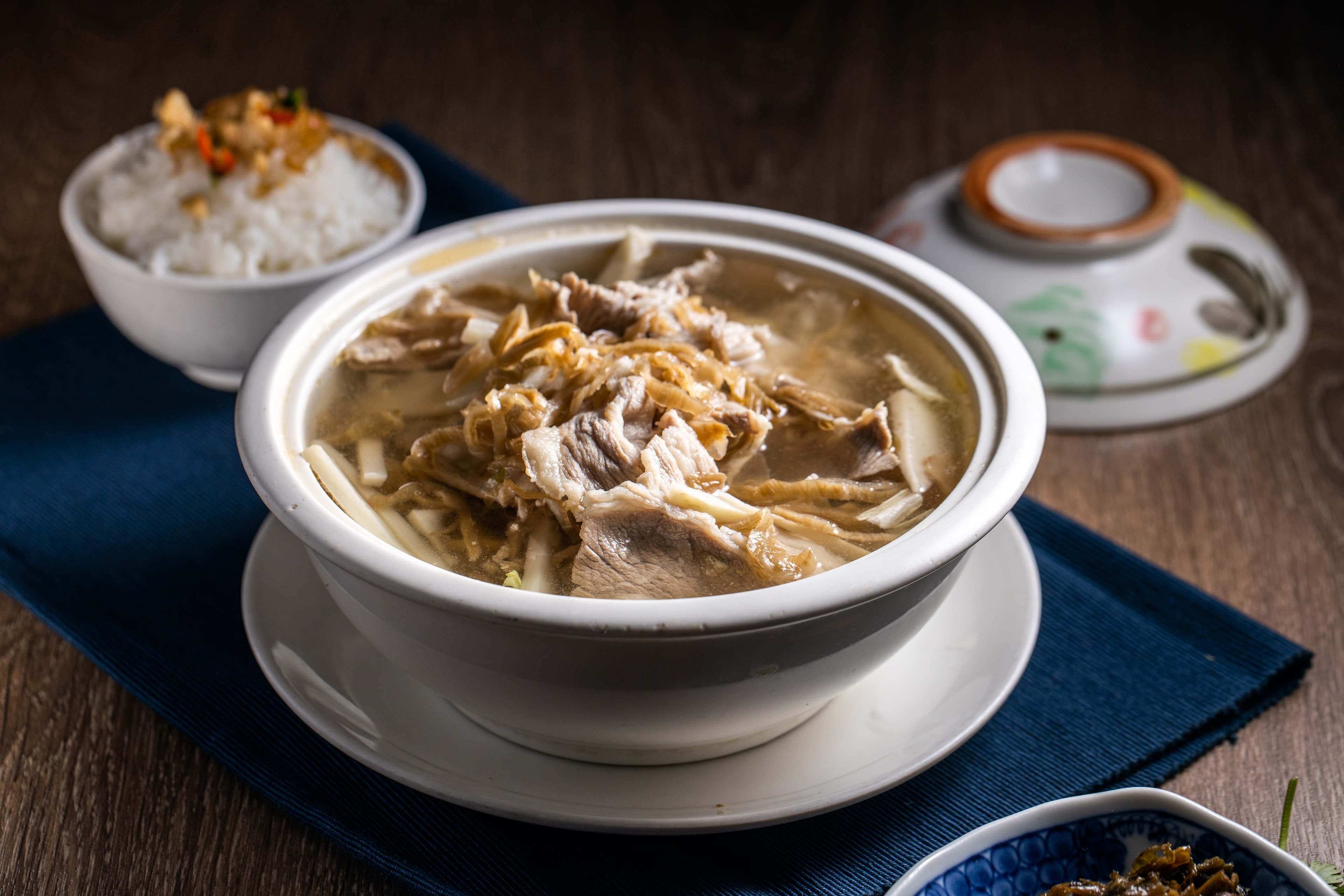 「福菜肉片湯」湯頭清澈回甘，豬肉片甜嫩，福菜的酸香讓整餐有清爽收尾。（180元／小份）
