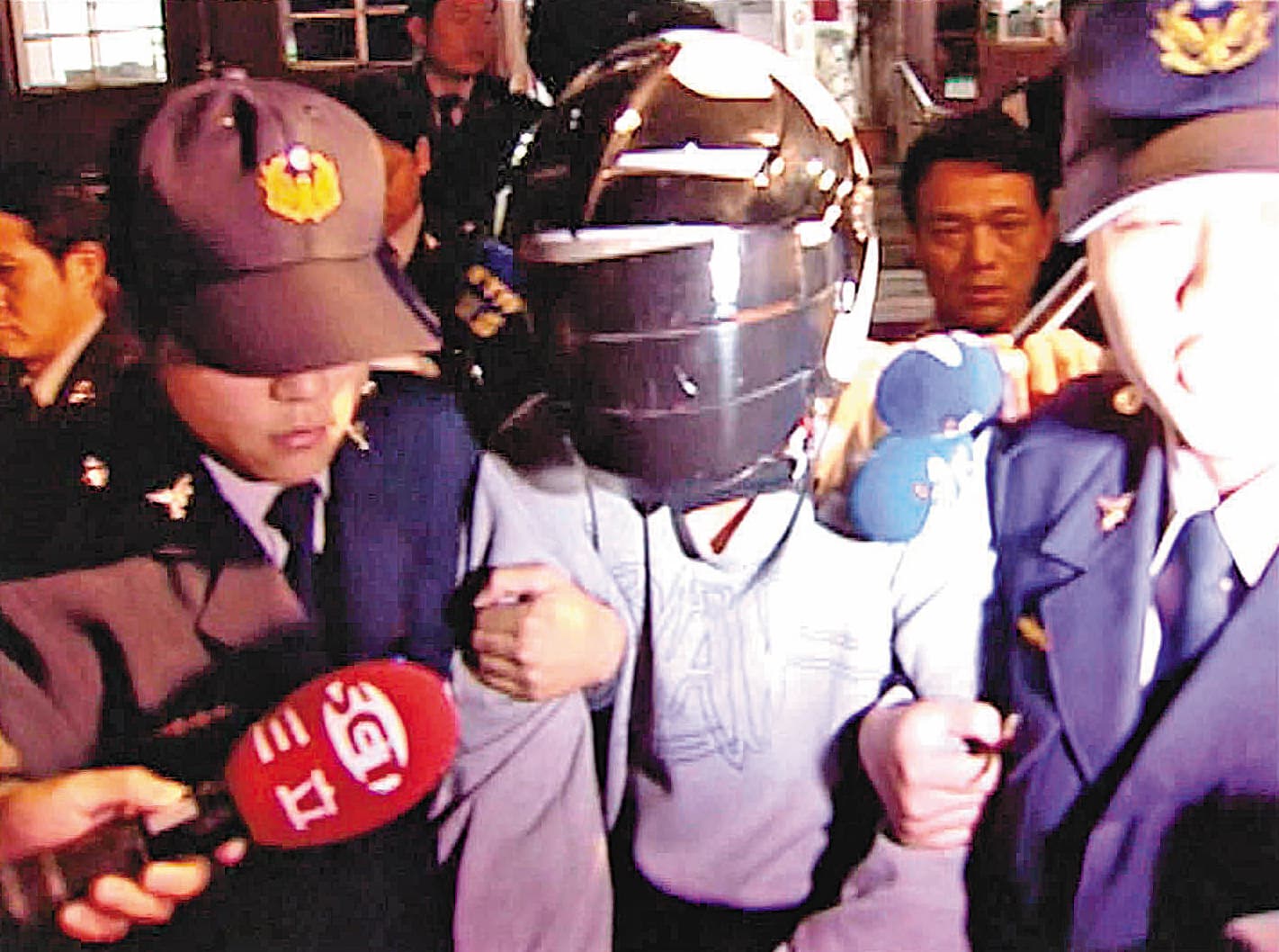 黃富康（中）犯案後不到4小時，就被警方逮捕到案。（東森新聞提供）