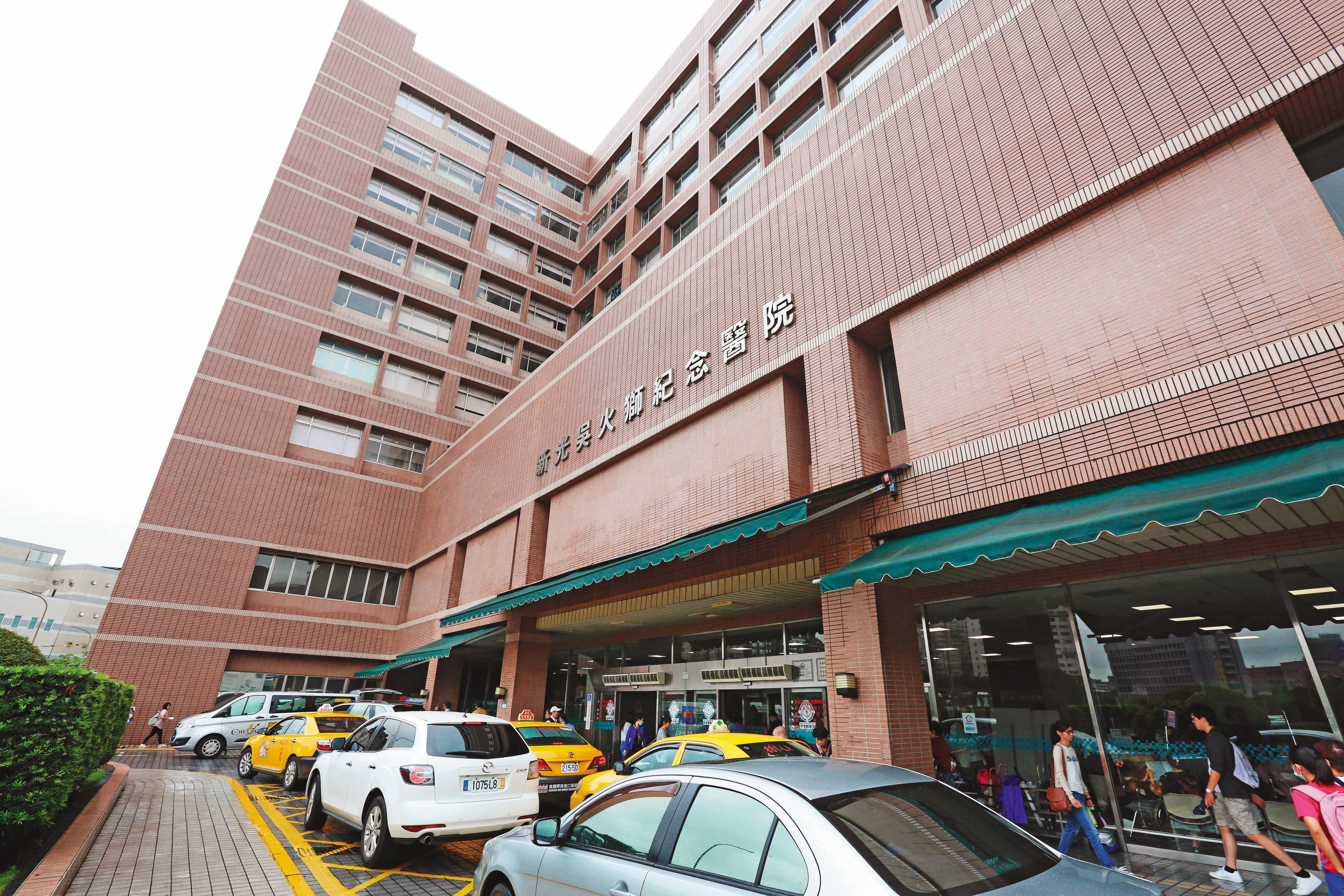 黃富康行凶時用力過猛、手部受傷，他在二度到新光醫院就診時被捕。
