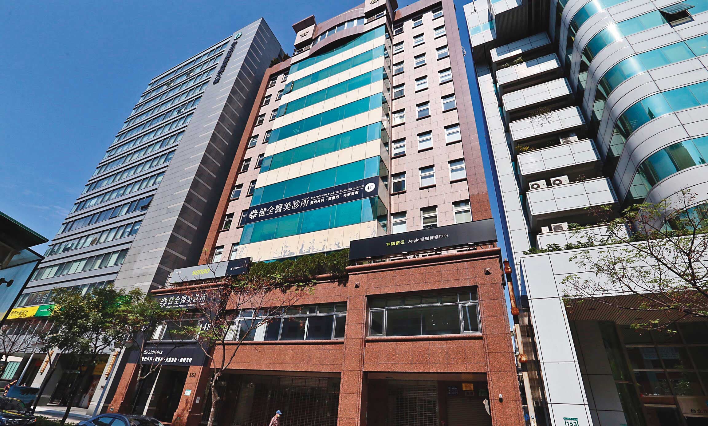 明朝名將後代洪火鐲家族，在台擁有不少房產，位於台北市中心價值20億元的世都大樓也是其一。