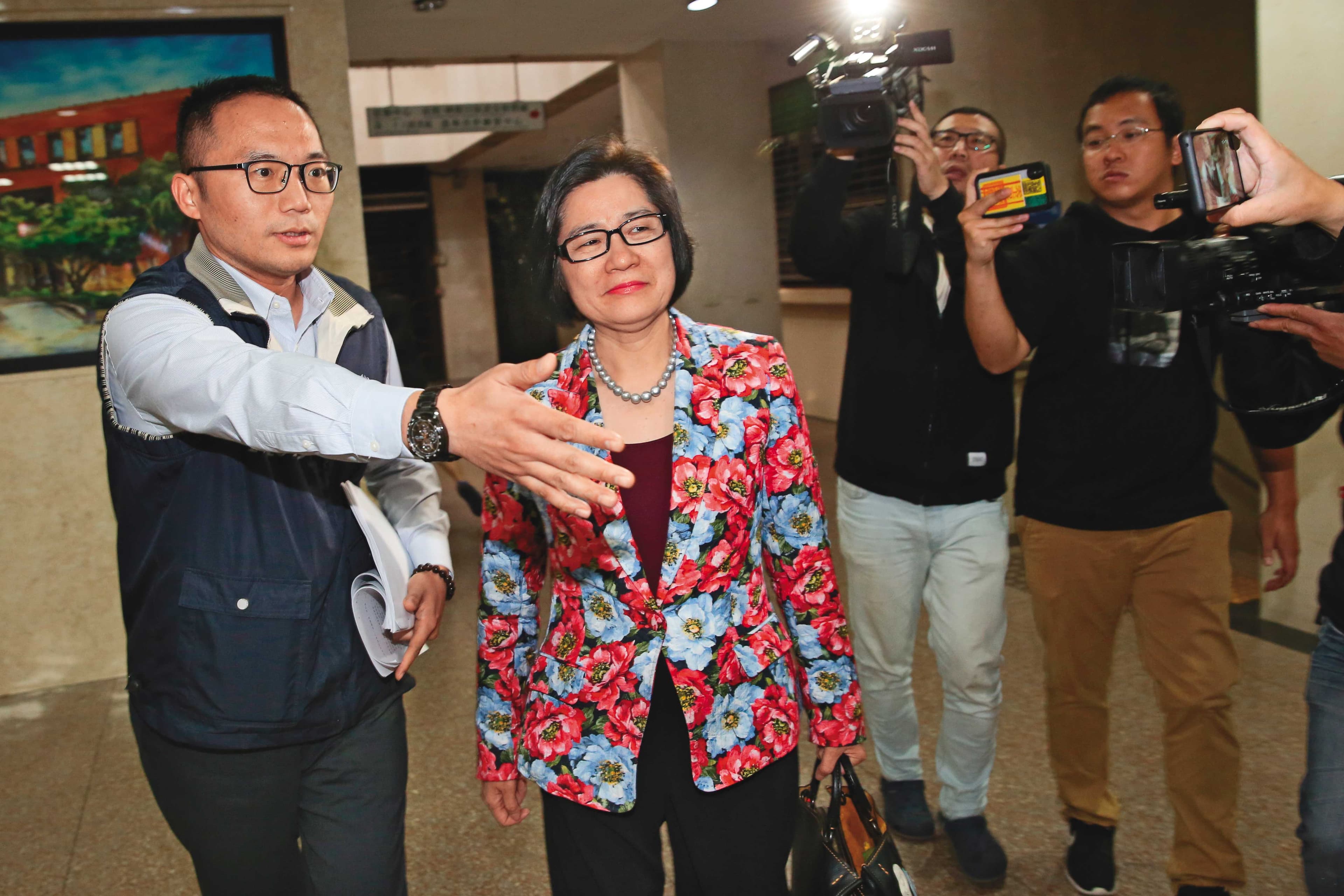 去年爆發誠美材董座爭奪戰，當時股市四大金釵、原誠美材副董事長葉美麗（左2）出任董事長後，劉韋廷以公司獨董身分召開臨時董事會因應。