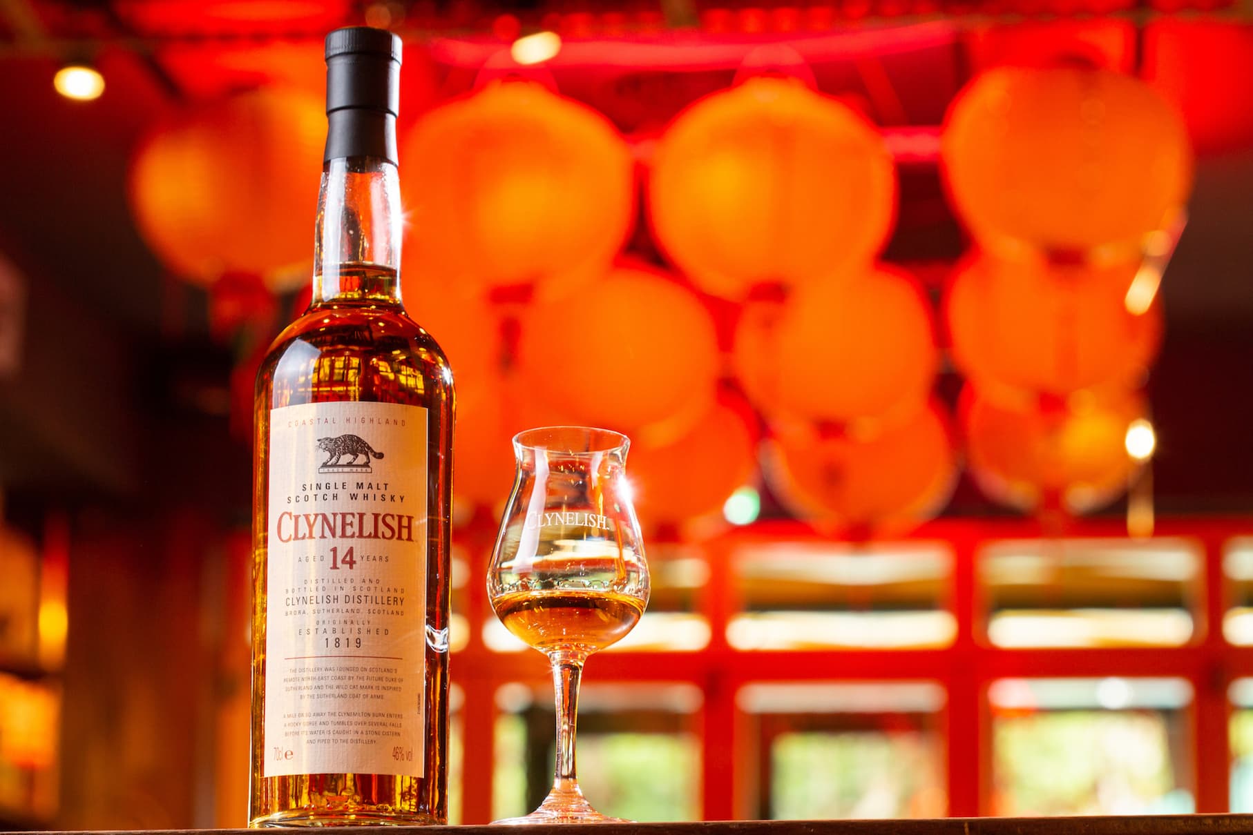 「CLYNELISH14年單一麥芽威士忌」有清新的花香、糖香，油脂滑順。（1,490元／瓶）