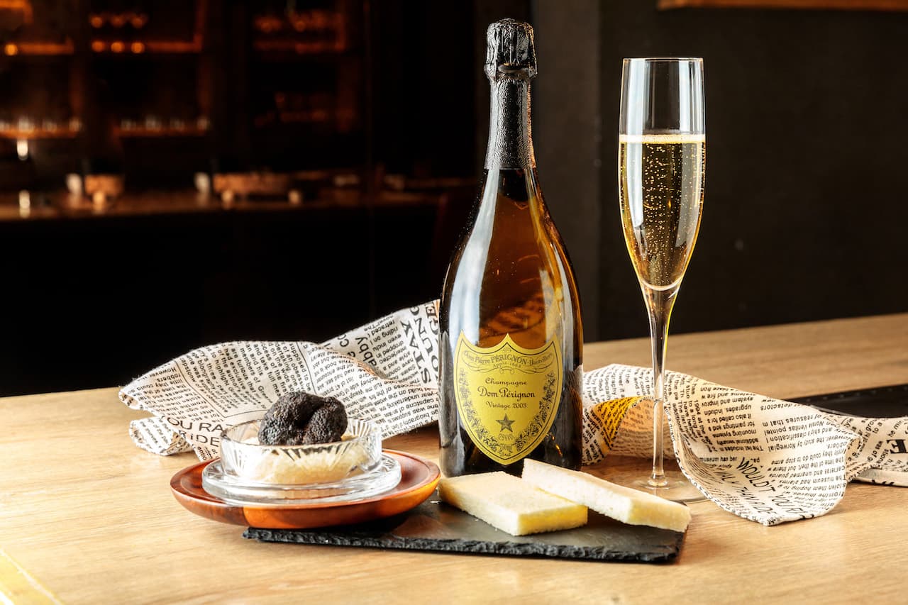香檳王「Dom Perignon Brut 2003」是路易威登集團（LVMH）旗下的旗艦香檳，氣泡珠圓，口感綿密。（10,000元／瓶）