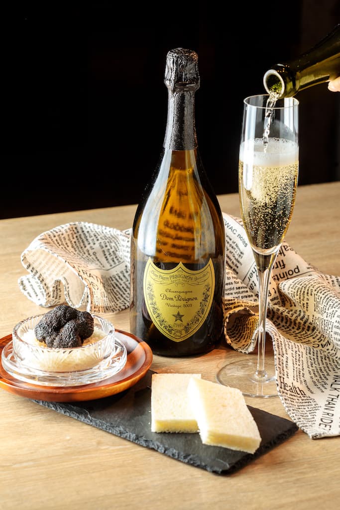 香檳王「Dom Perignon Brut 2003」經常在許多盛事登場，是夢幻酒款。（10,000元／瓶）