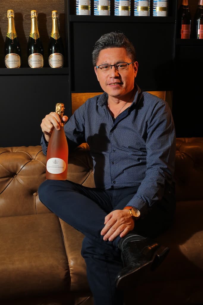 「藏酒」經理李孟岳為頂級燒肉搭配香檳，打造高大上餐酒搭。
