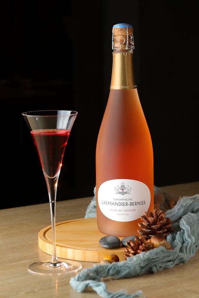 粉紅香檳「Larmandier Bernier Rose De Saignee 1er Extra Brut」帶橙果、草莓香氣，酸度均衡。（4,200元／瓶）