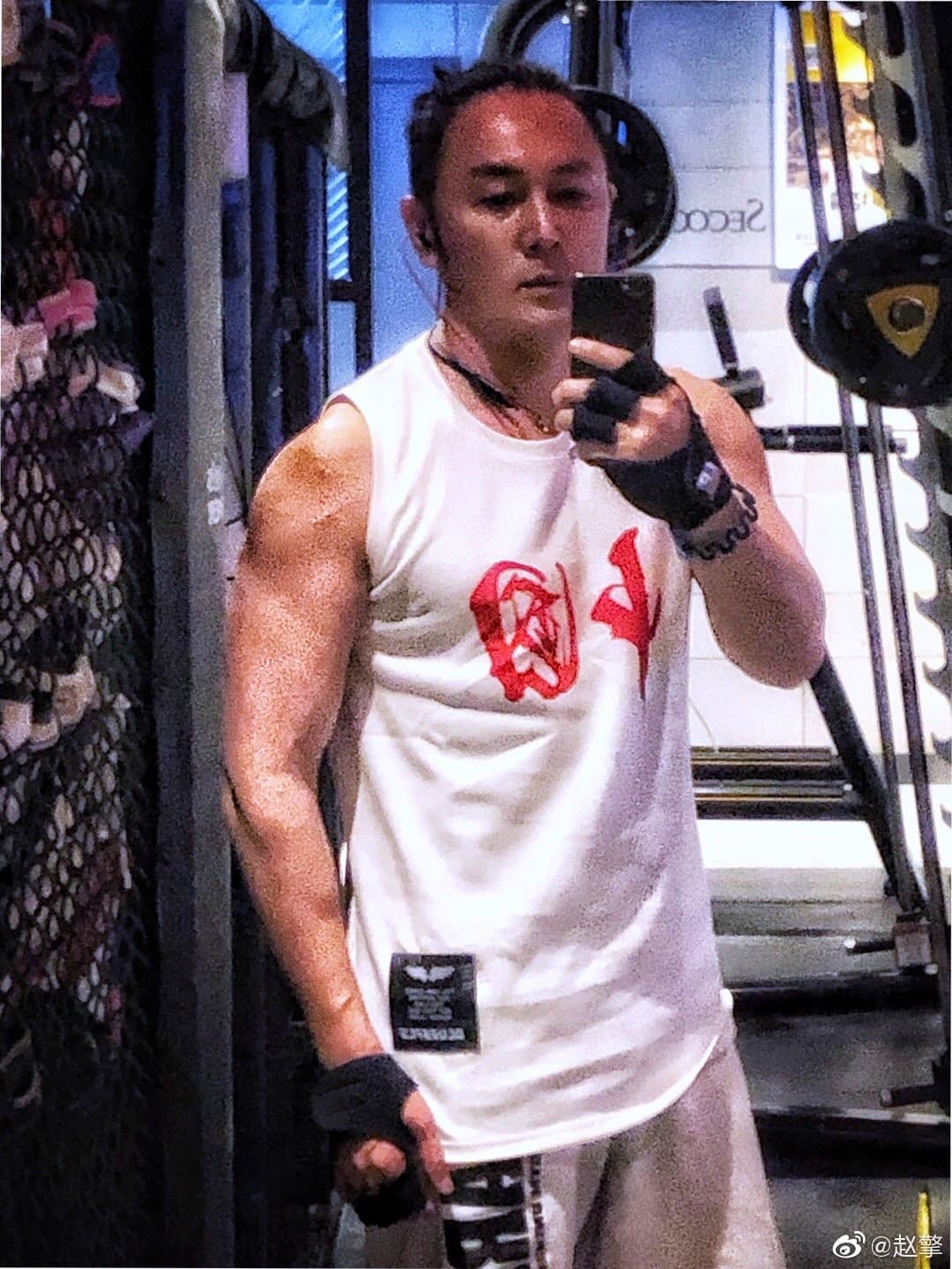 趙擎平時喜歡健身，如今為了躲避疫情只能緩緩。（翻攝自趙擎微博）