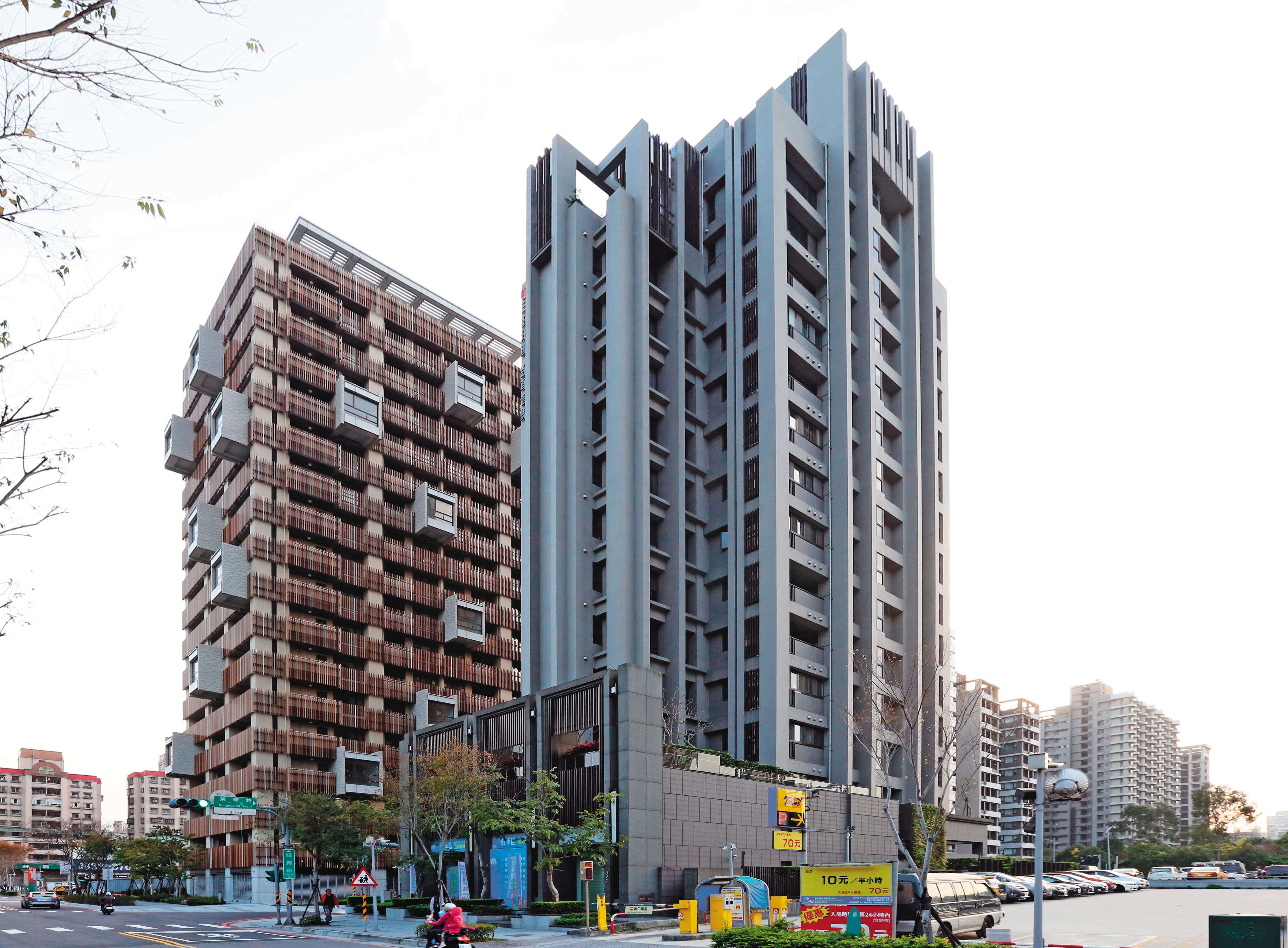 三發地產2008年成功借殼金革唱片上櫃，2013年轉上市，近年推案多在新北、高雄。