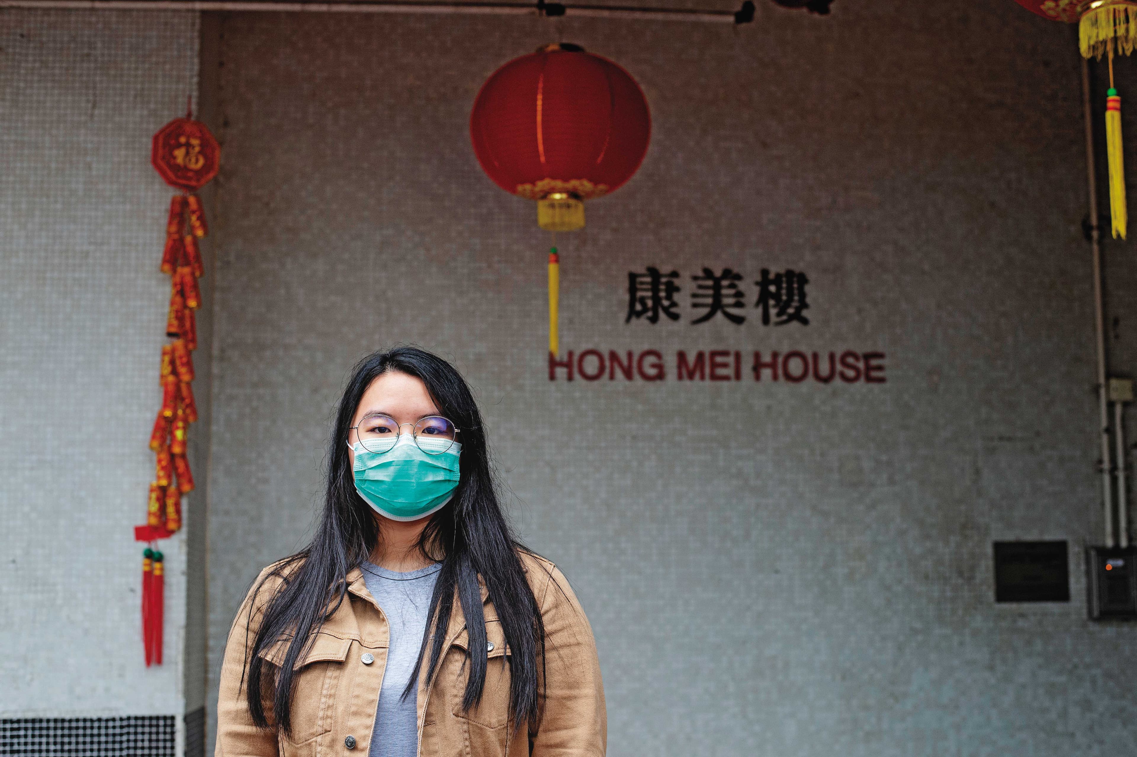 康美樓住戶質疑政府對疫情的因應措施，只能勤戴口罩，甚至搬離住處。