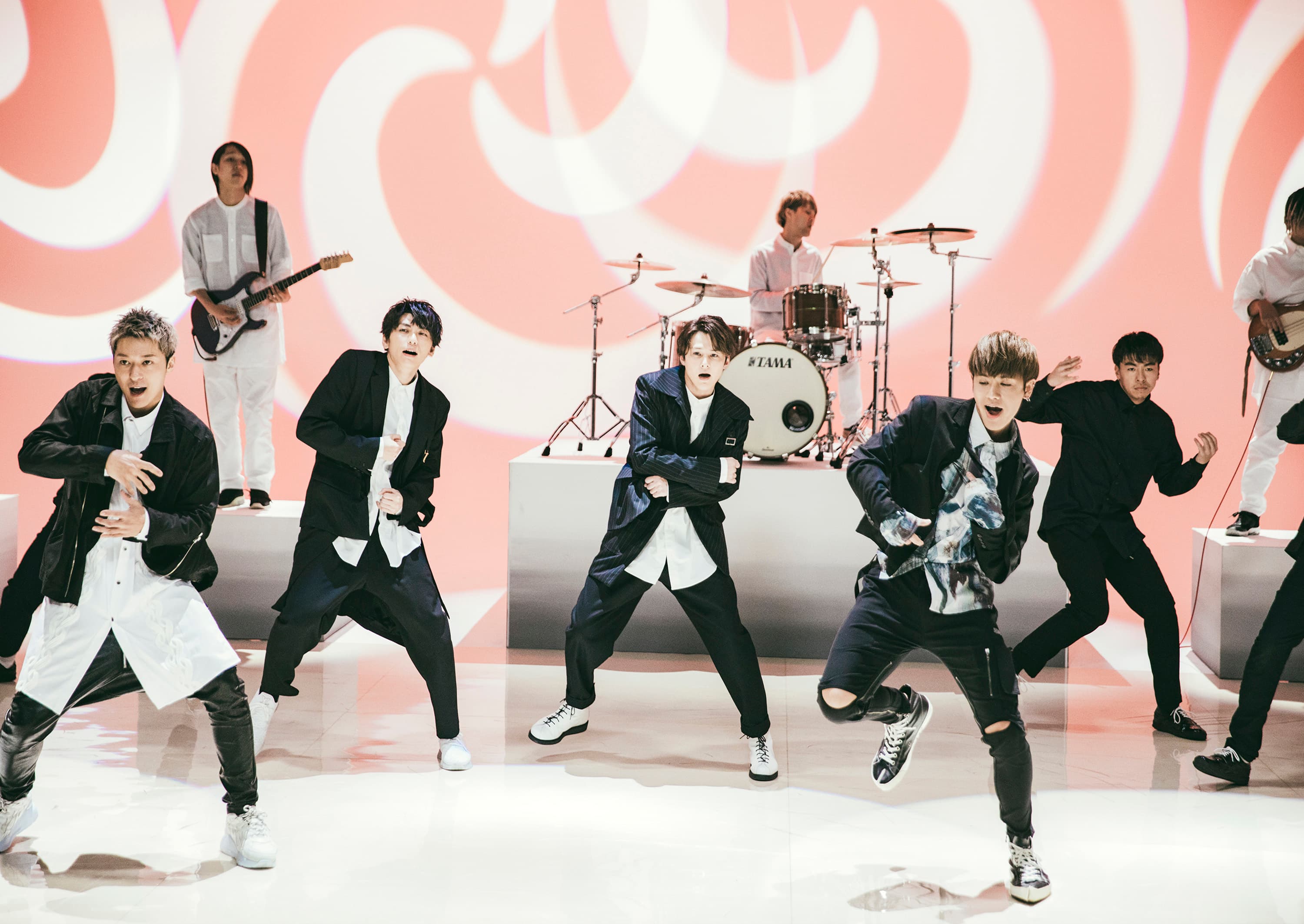 鼓鼓與Lead合作新單曲，MV 重現80年代復古電視音樂節目。（相信音樂提供）